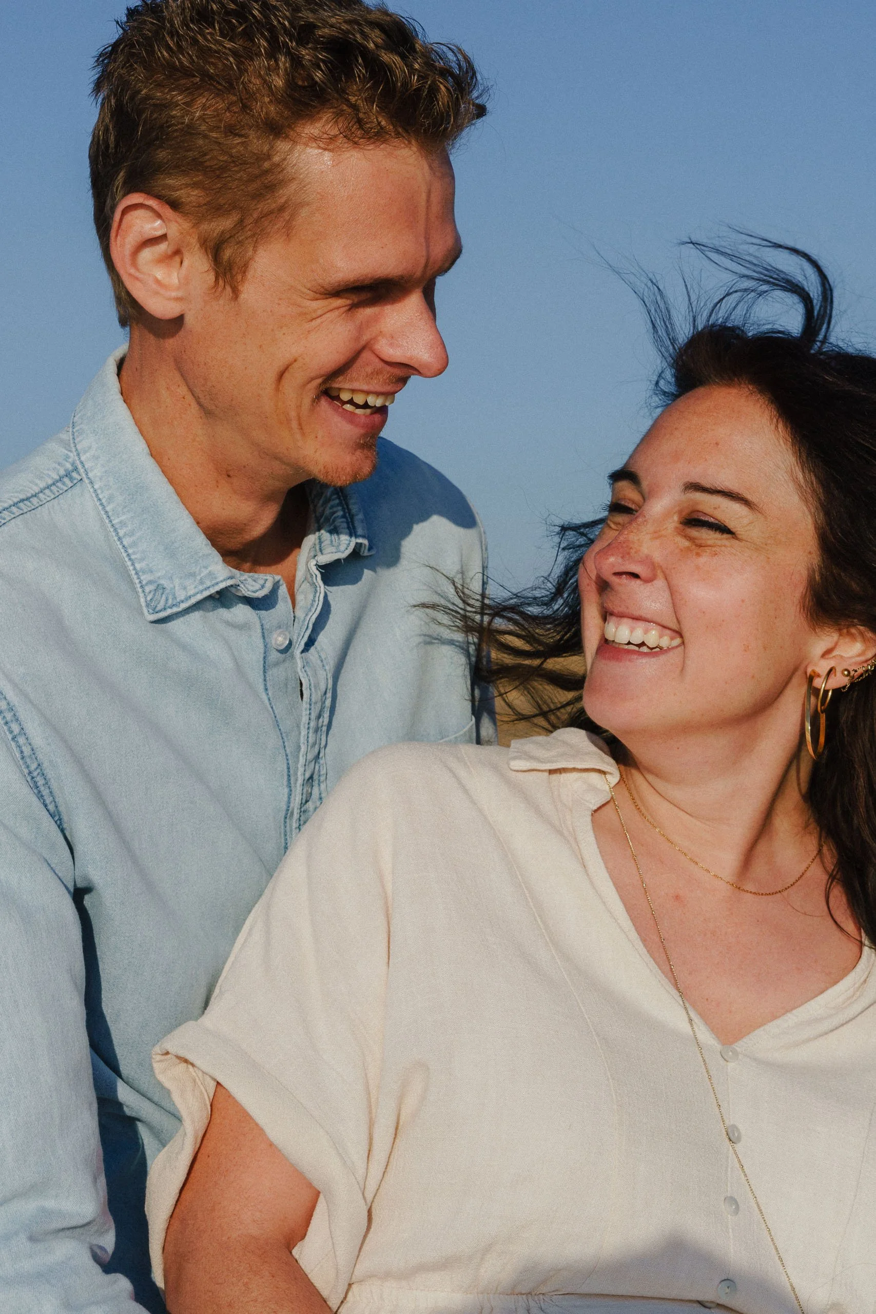 photographe-grossesse-tarnos-futurs-parents-rire-cheveux-au-vent.jpg