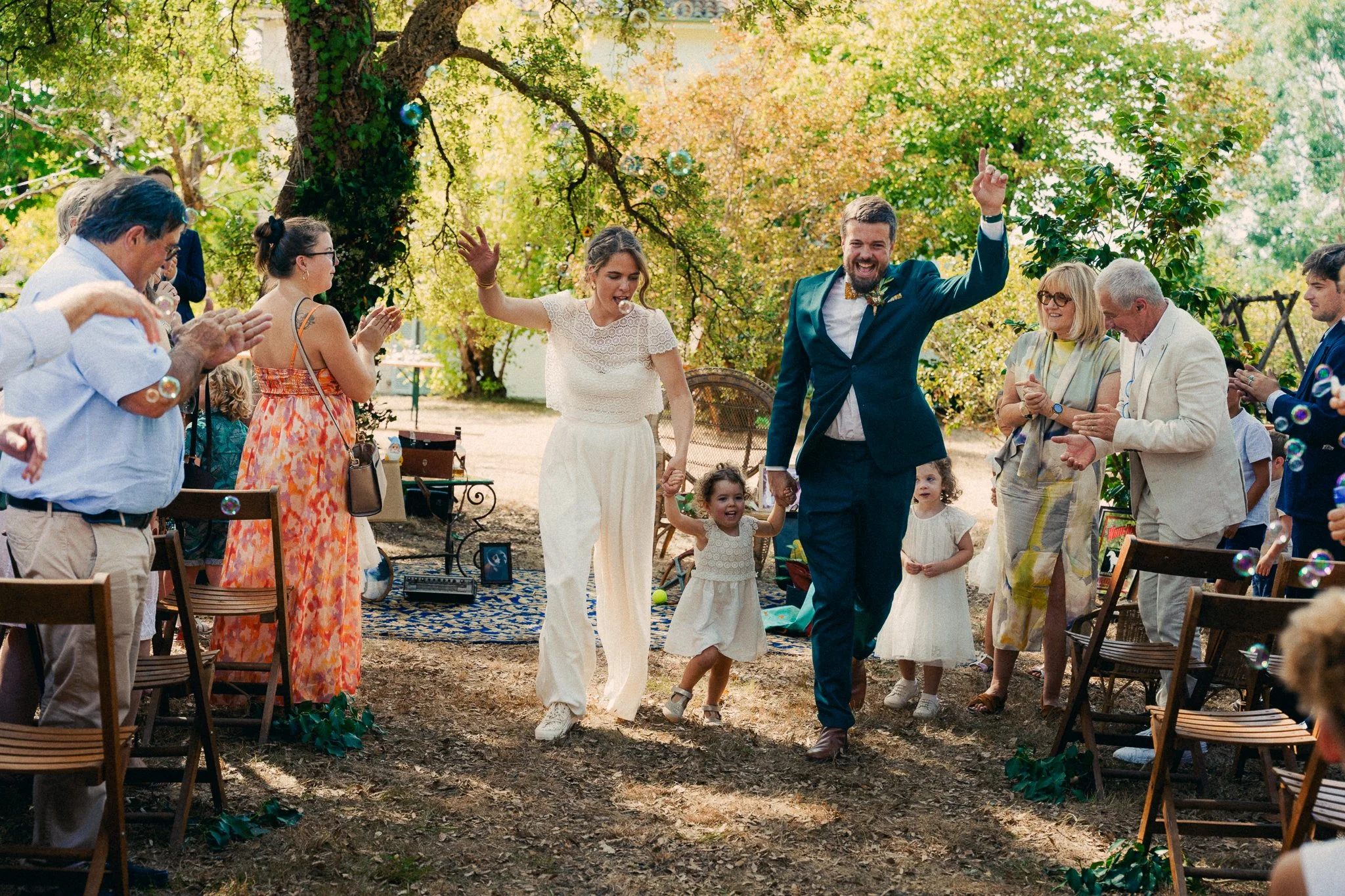 photographe-mariage-guethary-sortie-ceremonie-joie-bras-leves.jpg