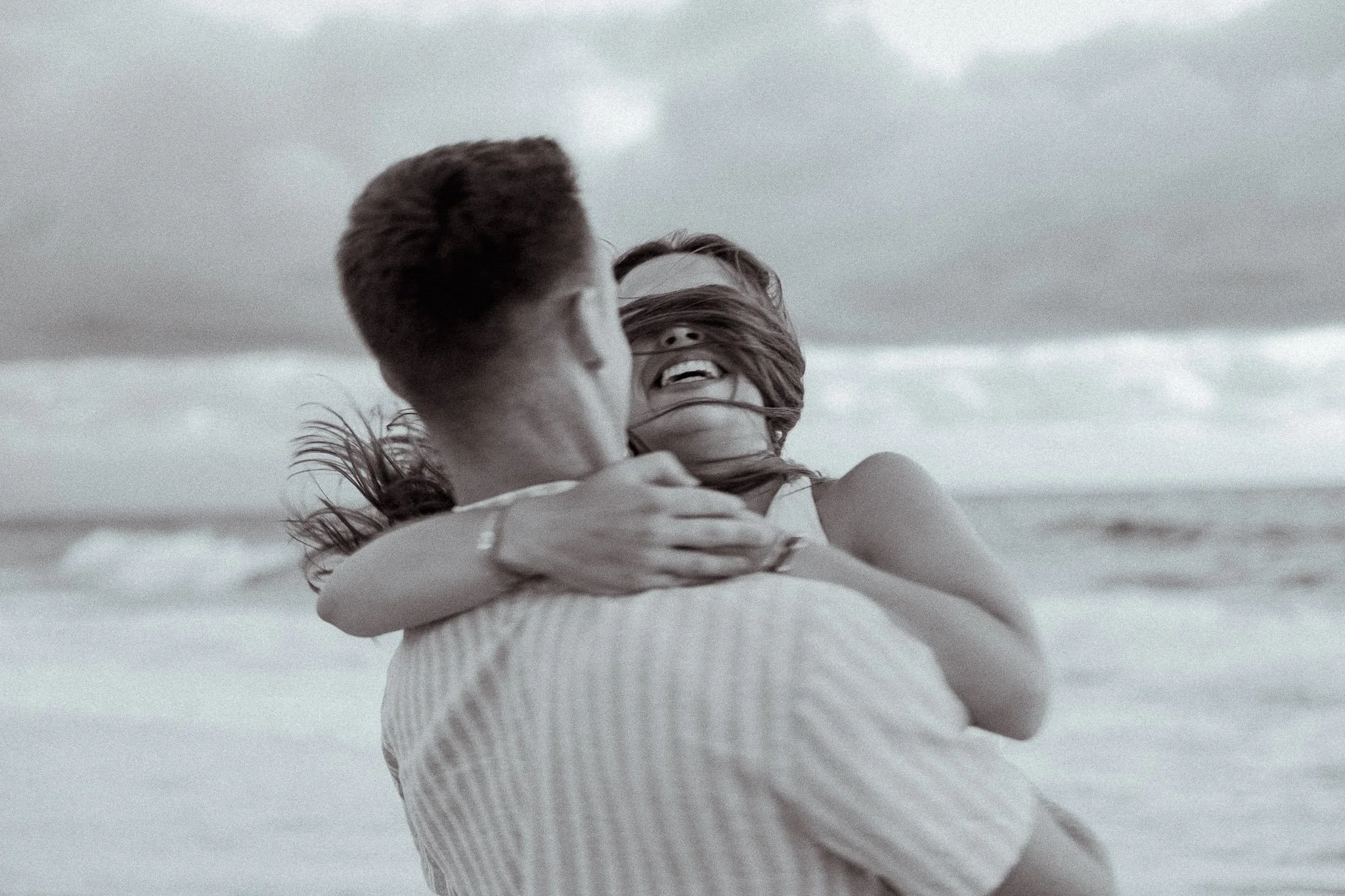 photographe-couple-capbreton-calin-couple-yeux-fermes-noir-et-blanc.jpg