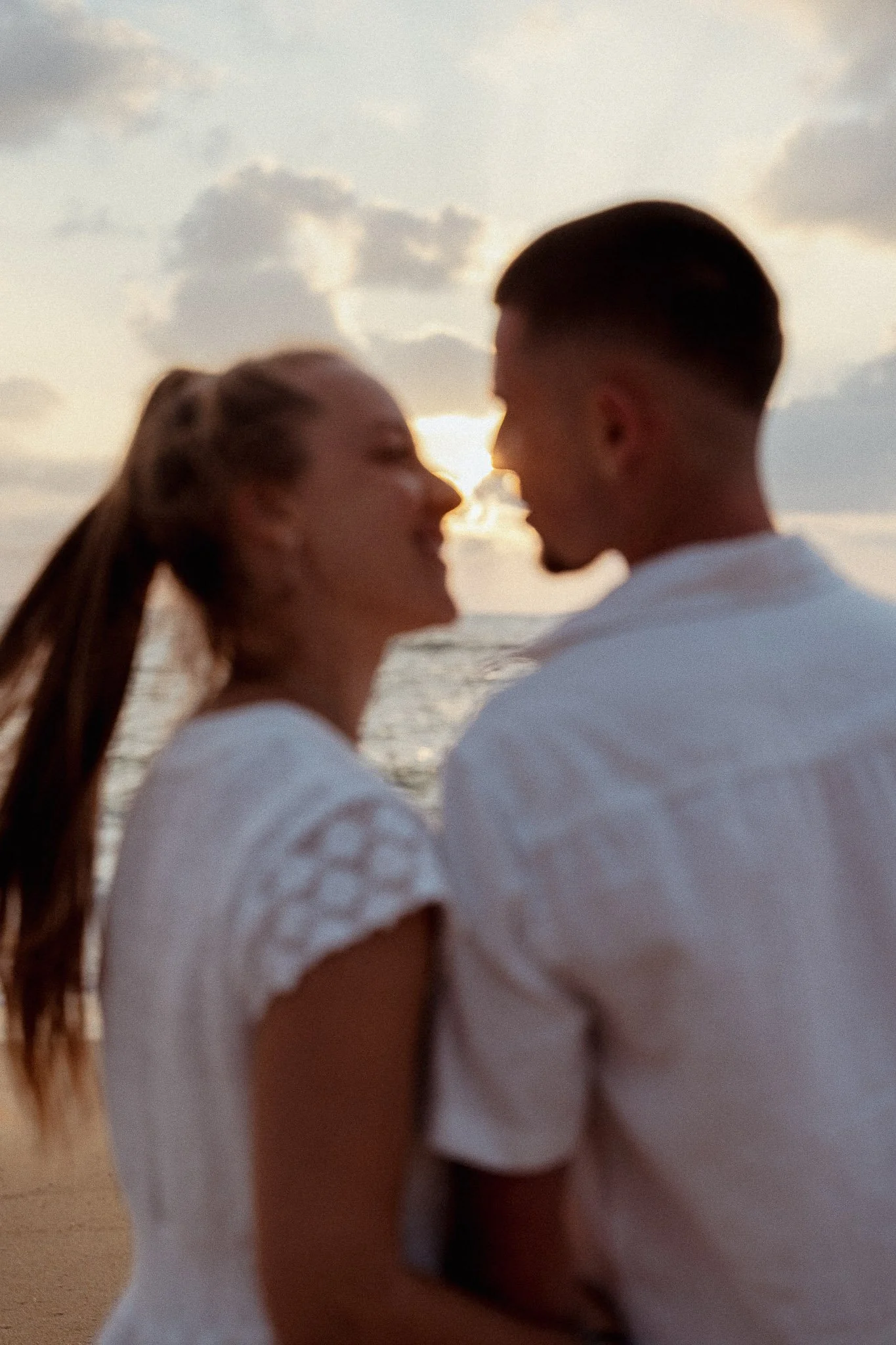 photographe-couple-capbreton-couple-regard-complice-contre-jour.jpg
