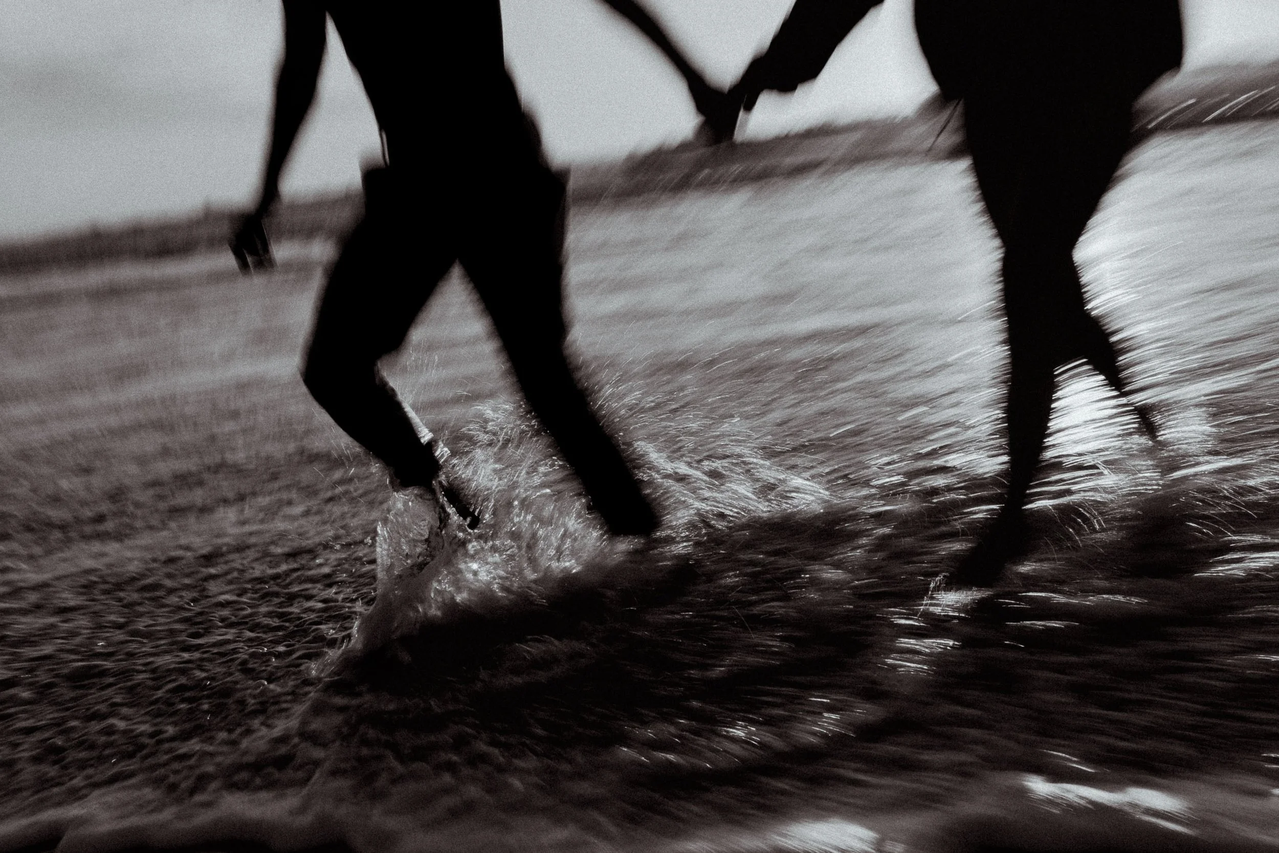 photographe-grossesse-seignosse-pieds-dans-eau-mouvement-noir-et-blanc.jpg