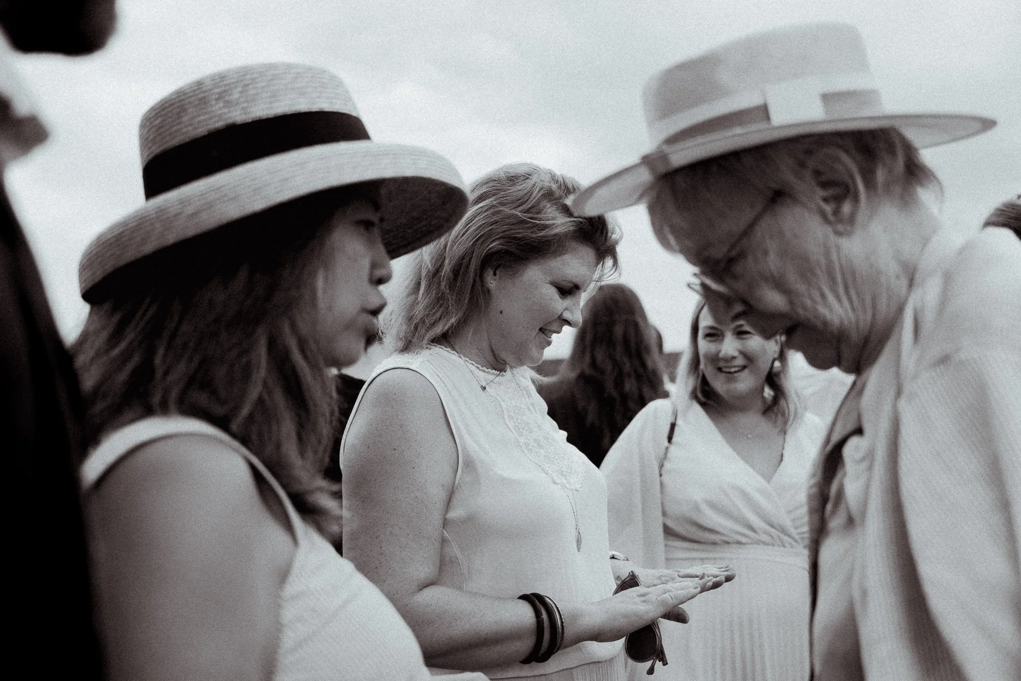 photographe-mariage-messanges-invites-chapeaux-paille-noir-et-blanc.jpg