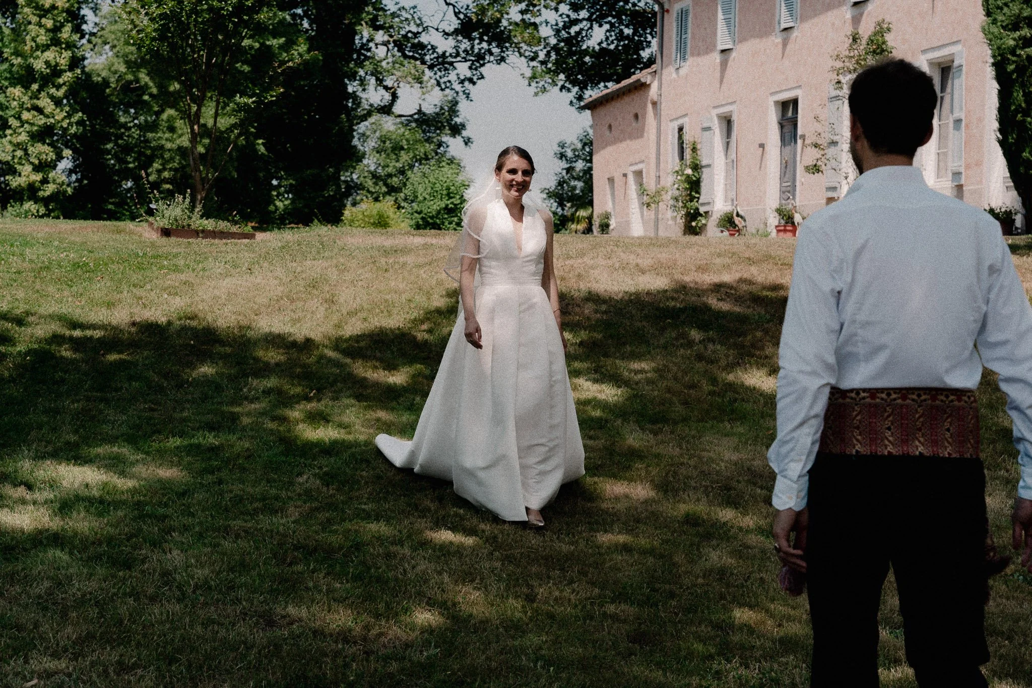 photographe-mariage-messanges-first-look-maries-jardin-domaine.jpg