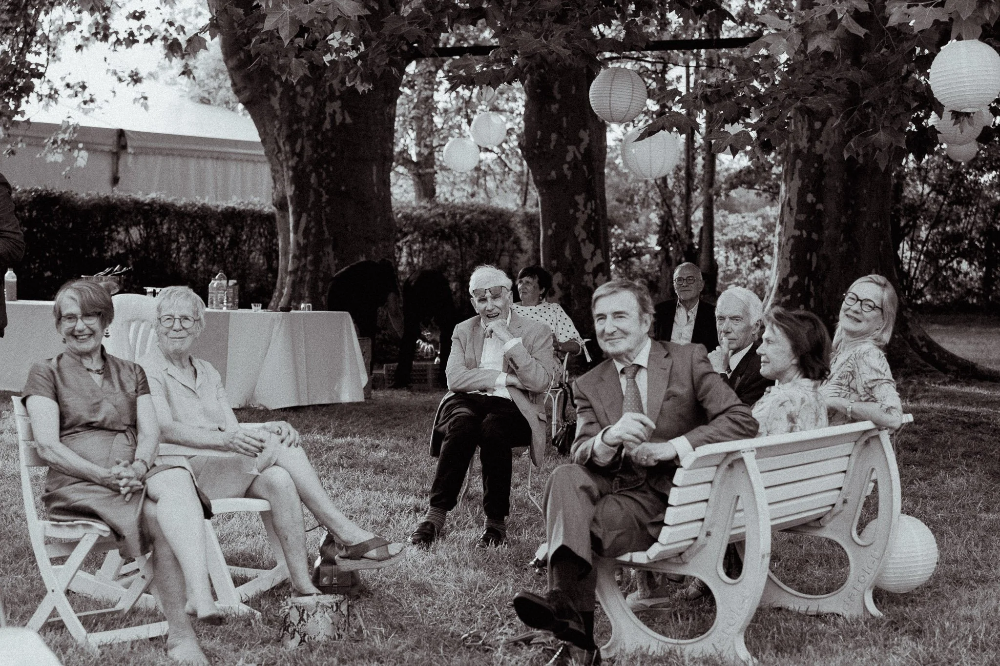 photographe-mariage-hossegor-grands-parents-bancs-jardin-noir-et-blanc.jpg