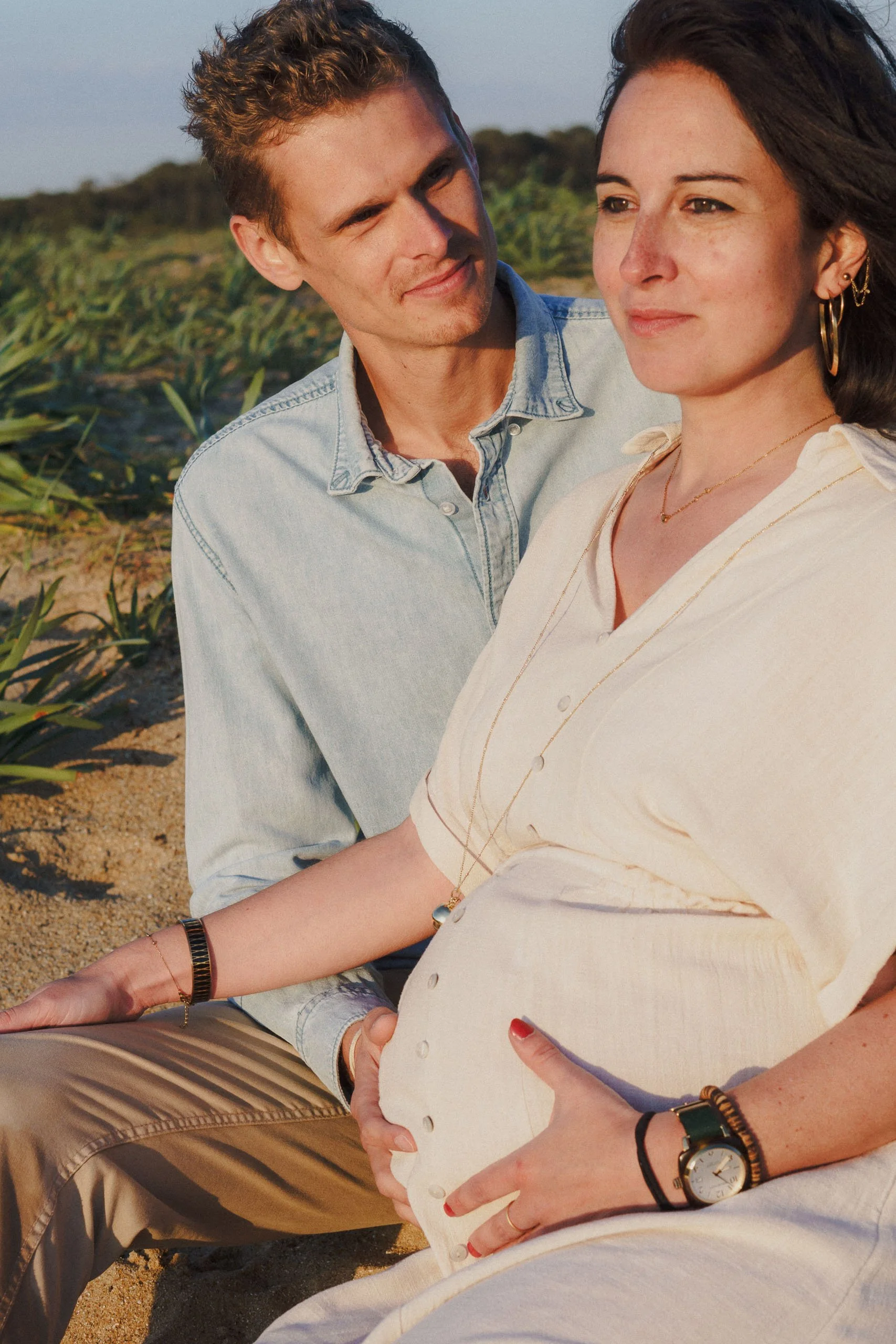 photographe-grossesse-tarnos-futurs-parents-enlaces-dune-lumiere-doree.jpg