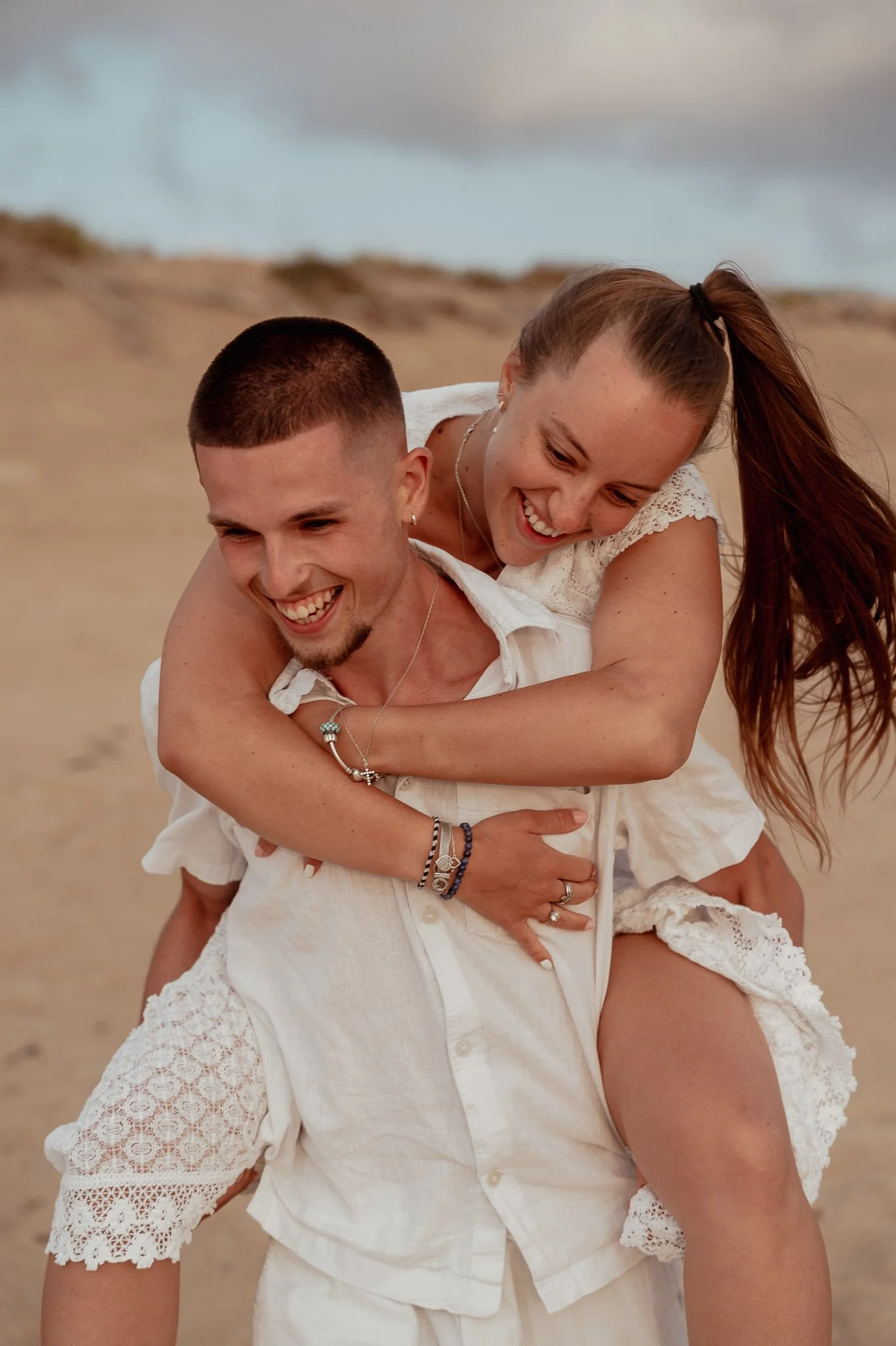 photographe-couple-capbreton-jeune-femme-sur-le-dos-rire.jpg