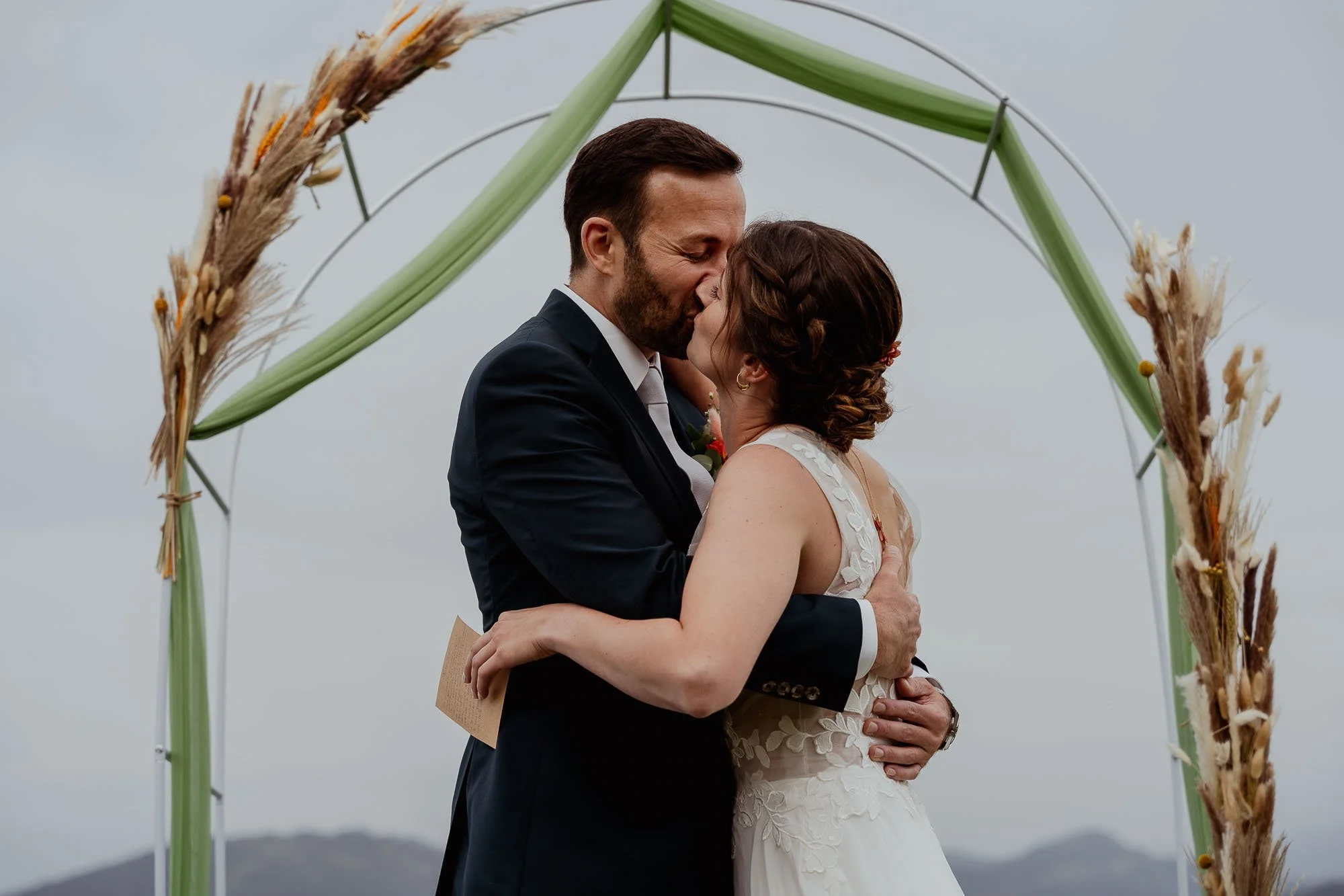 couple de marié qui s'embrasse à Soustons