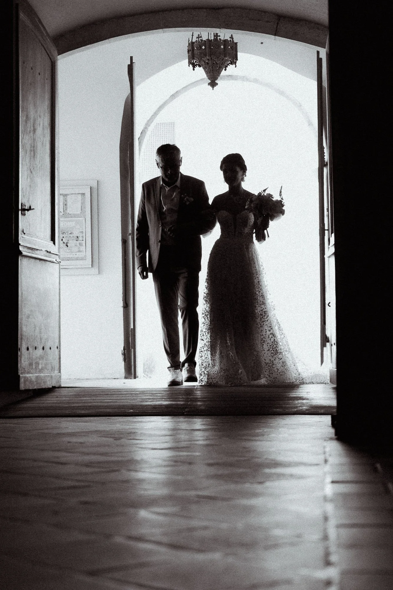 photo de la marié qui entre dans l'église avec son papa