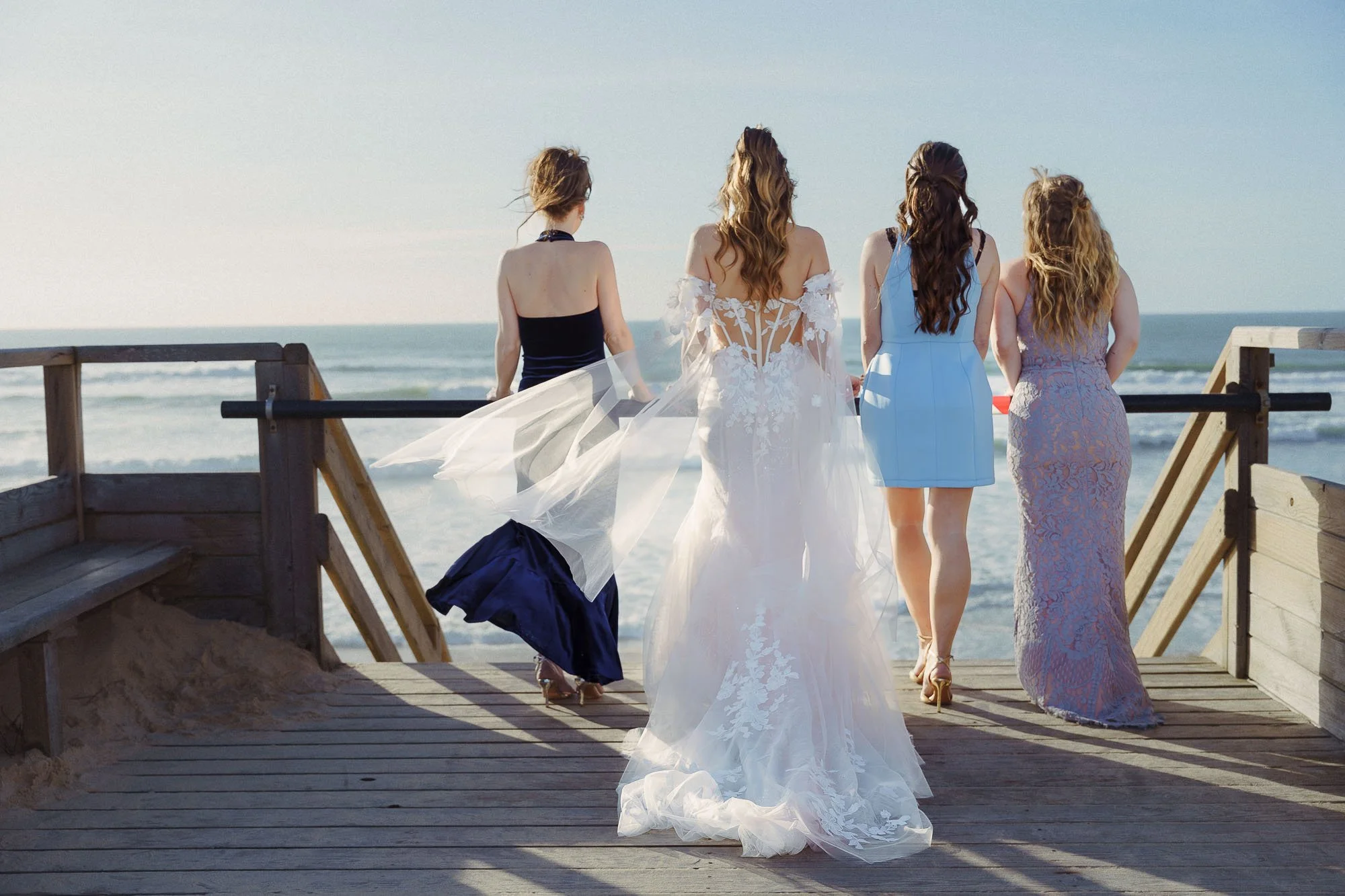 mariée et témouine face à la mer à Capbreton