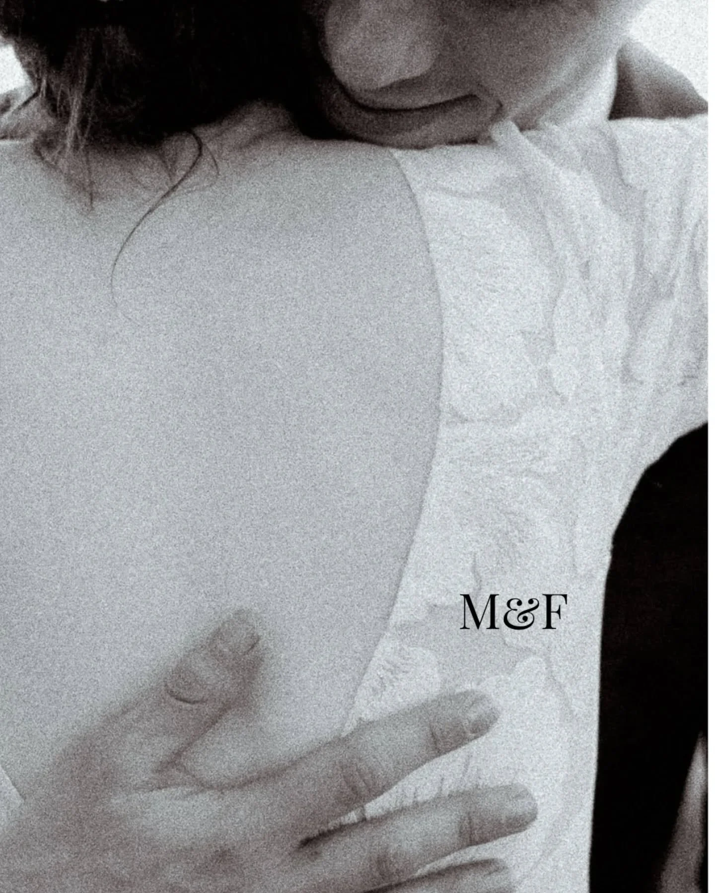 Retour sur ce premier mariage de la saison 2026 au Ch&acirc;teau de Perig&egrave;res en Auvergne avec M&amp;F 

Quand je parle d'une approche street photo du mariage, c'est l'intention de capturer l'essence de ce qui se passe plut&ocirc;t que des pho