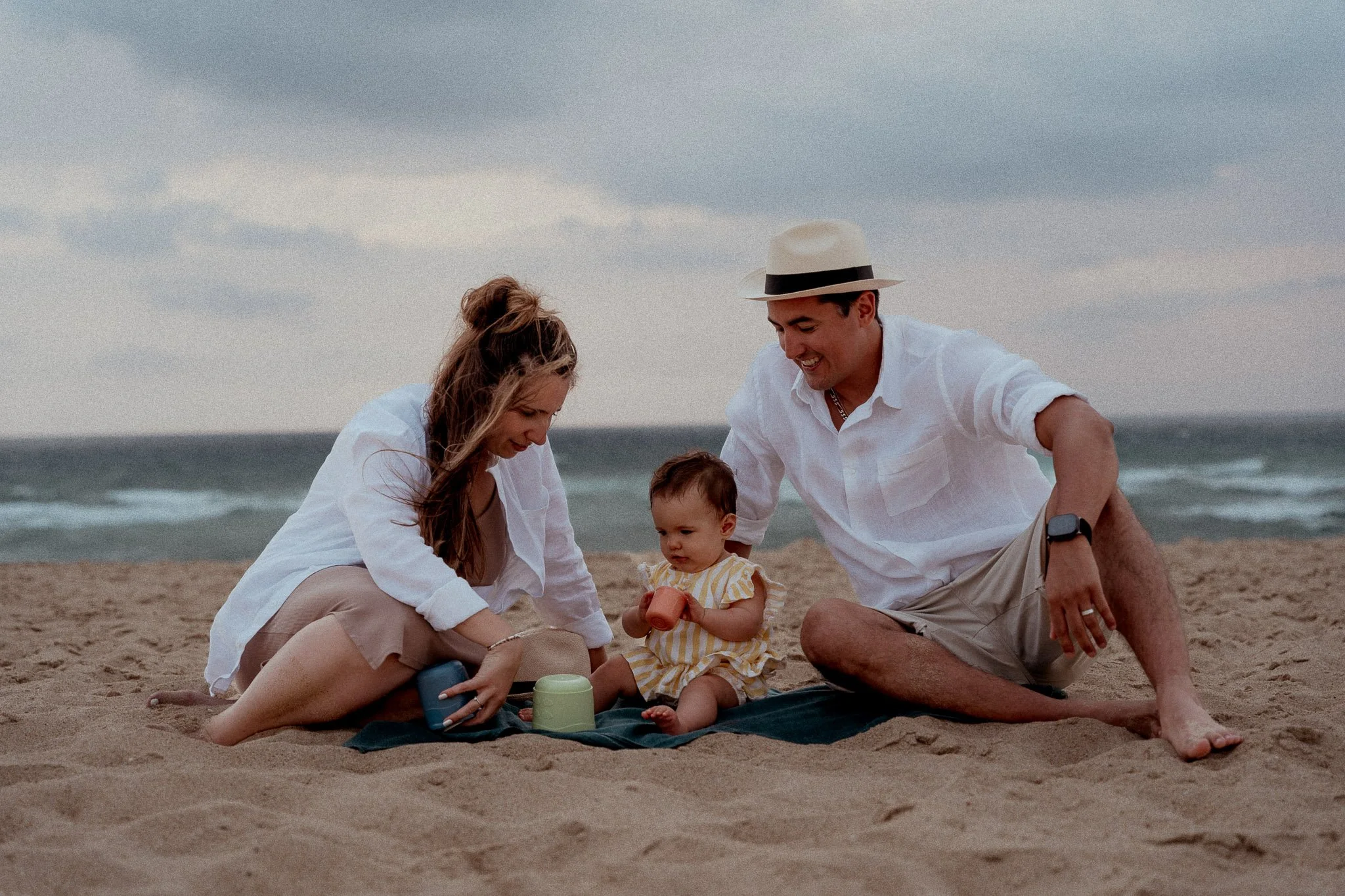 photographe-famille-hossegor-parents-bebe-assis-plage.jpg
