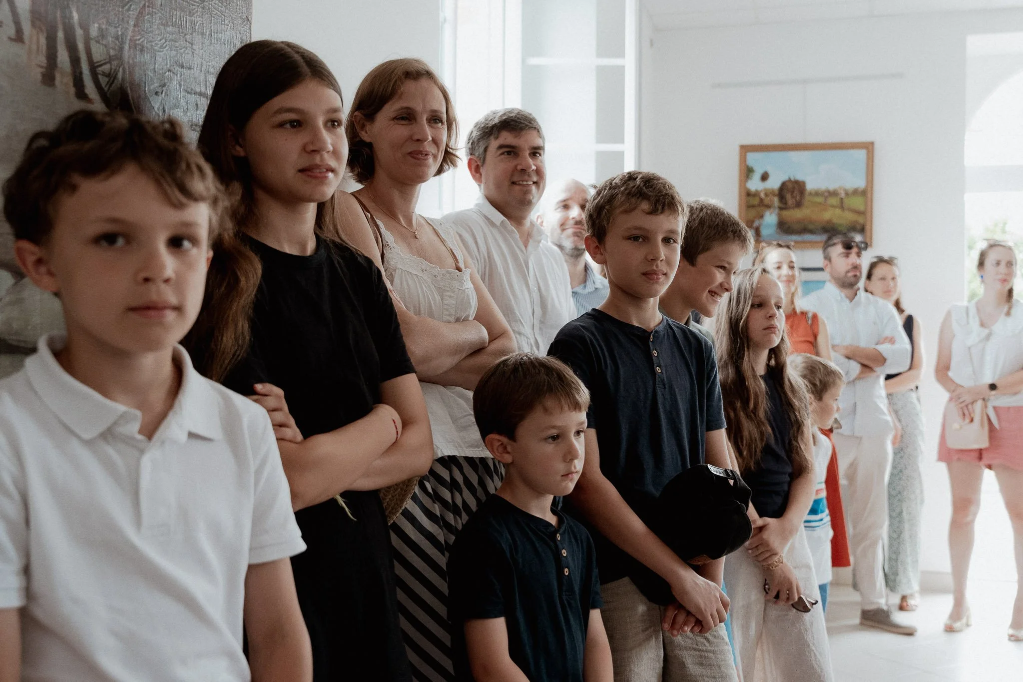 photographe-mariage-pays-basque-famille-attend-mariee-salon.jpg