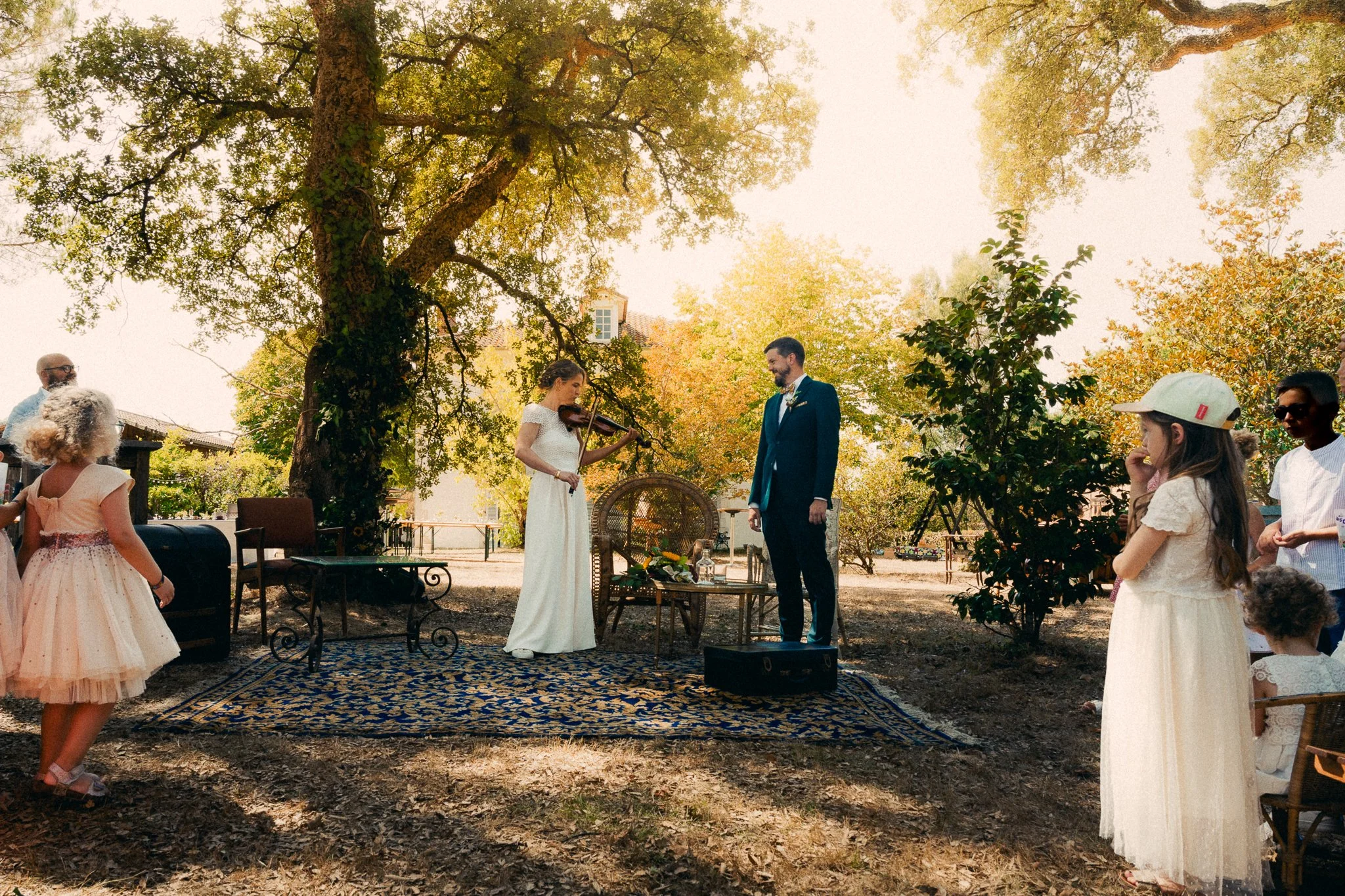 photographe-mariage-leon-ceremonie-laique-sous-les-chenes-enfants.jpg