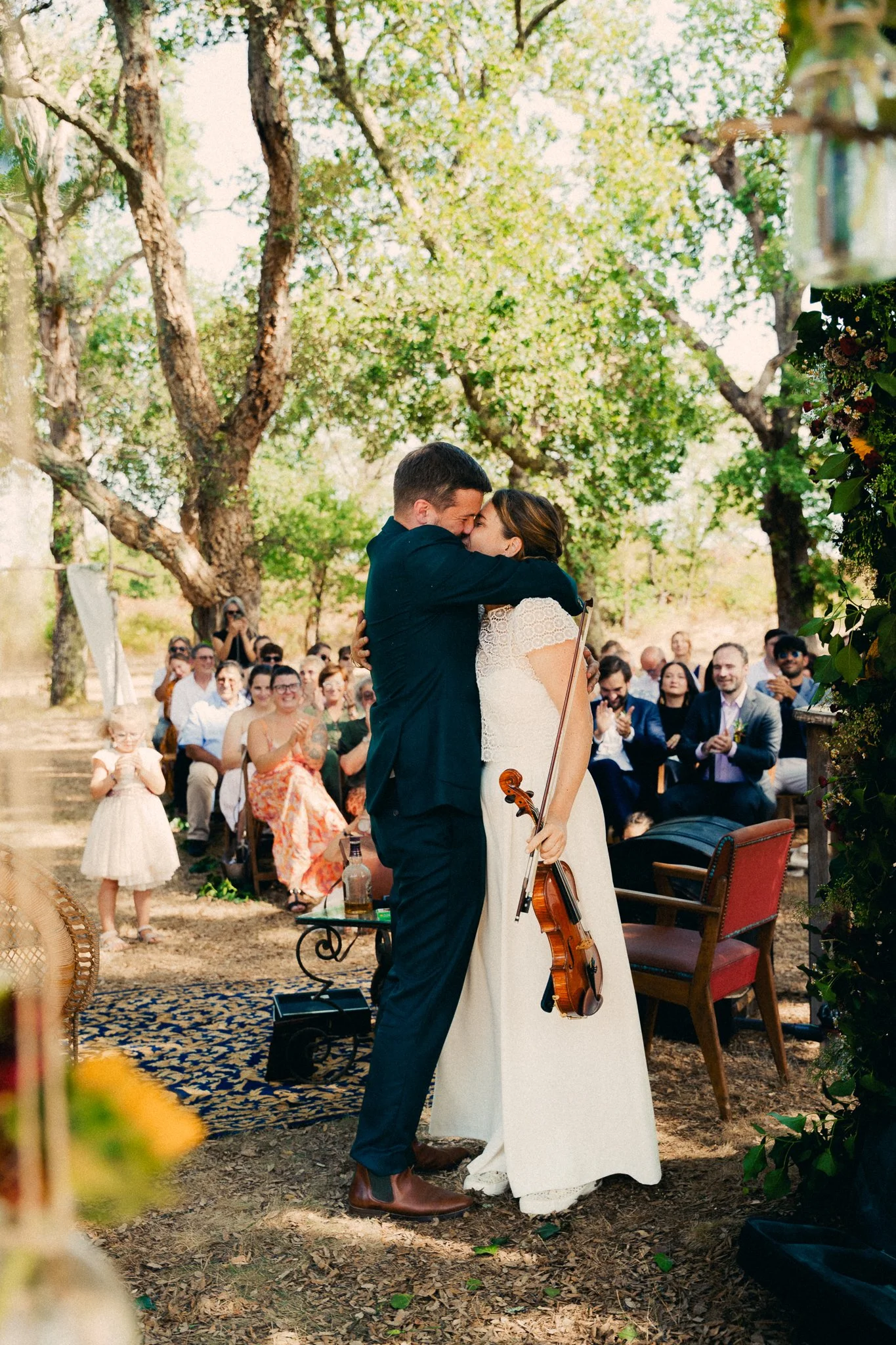 photographe-mariage-anglet-baiser-maries-ceremonie-violon.jpg