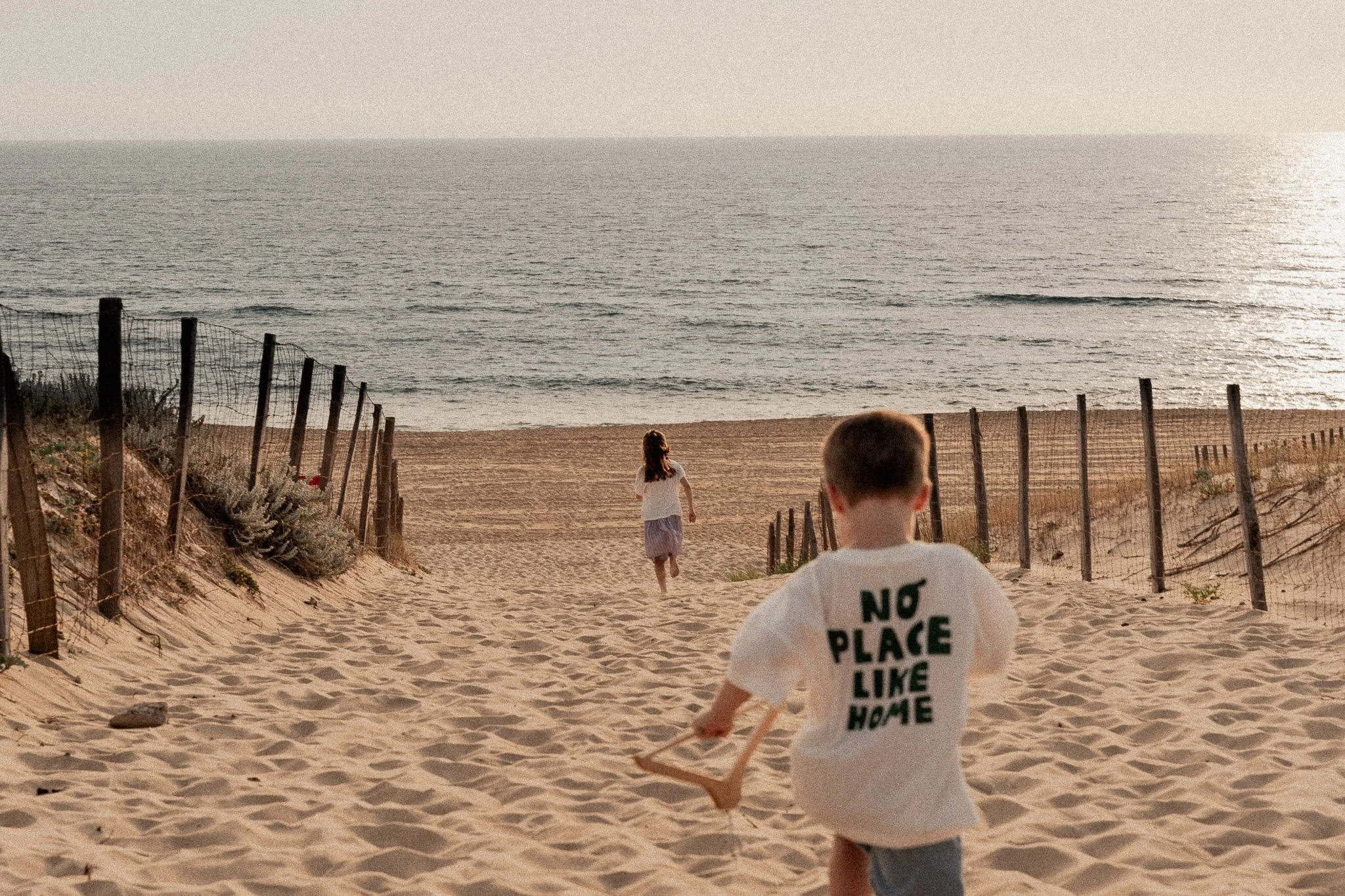 photographe-famille-seignosse-enfants-chemin-acces-plage.jpg
