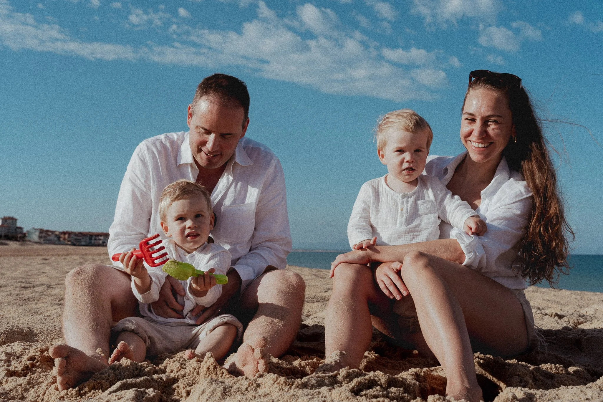 seance-photo-famille-cote-landaise-parents-enfants-rire-sable.jpg