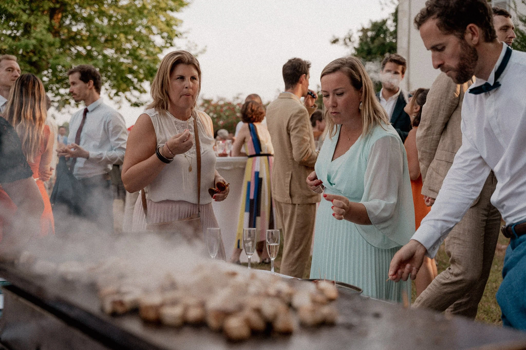 photographe-mariage-biarritz-plancha-traiteur-cocktail-invites.jpg