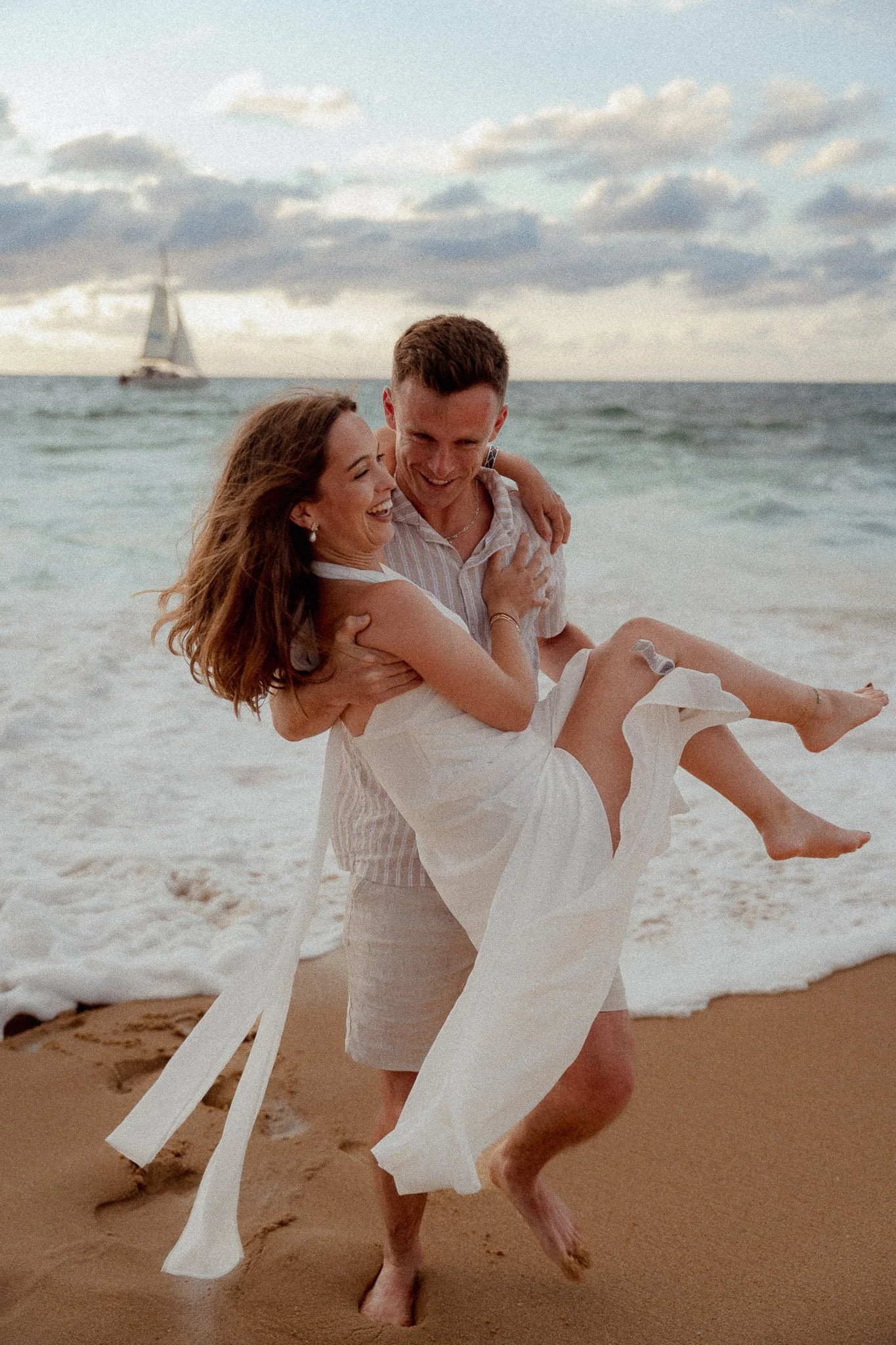 photographe-couple-capbreton-jeune-homme-porte-compagne-vagues.jpg