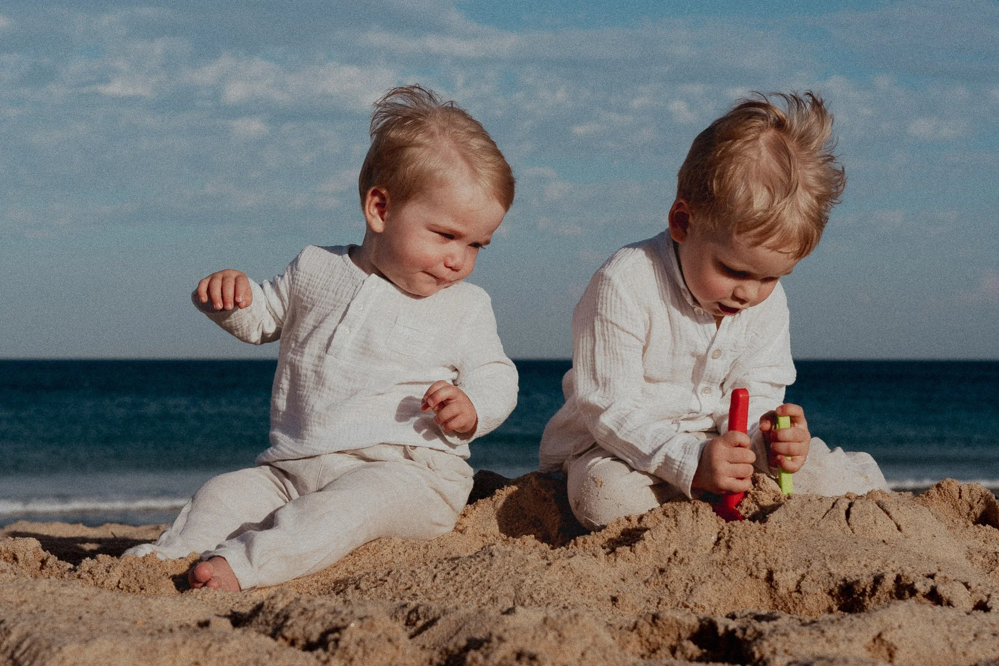 seance-photo-famille-cote-landaise-freres-jeux-sable-ocean.jpg
