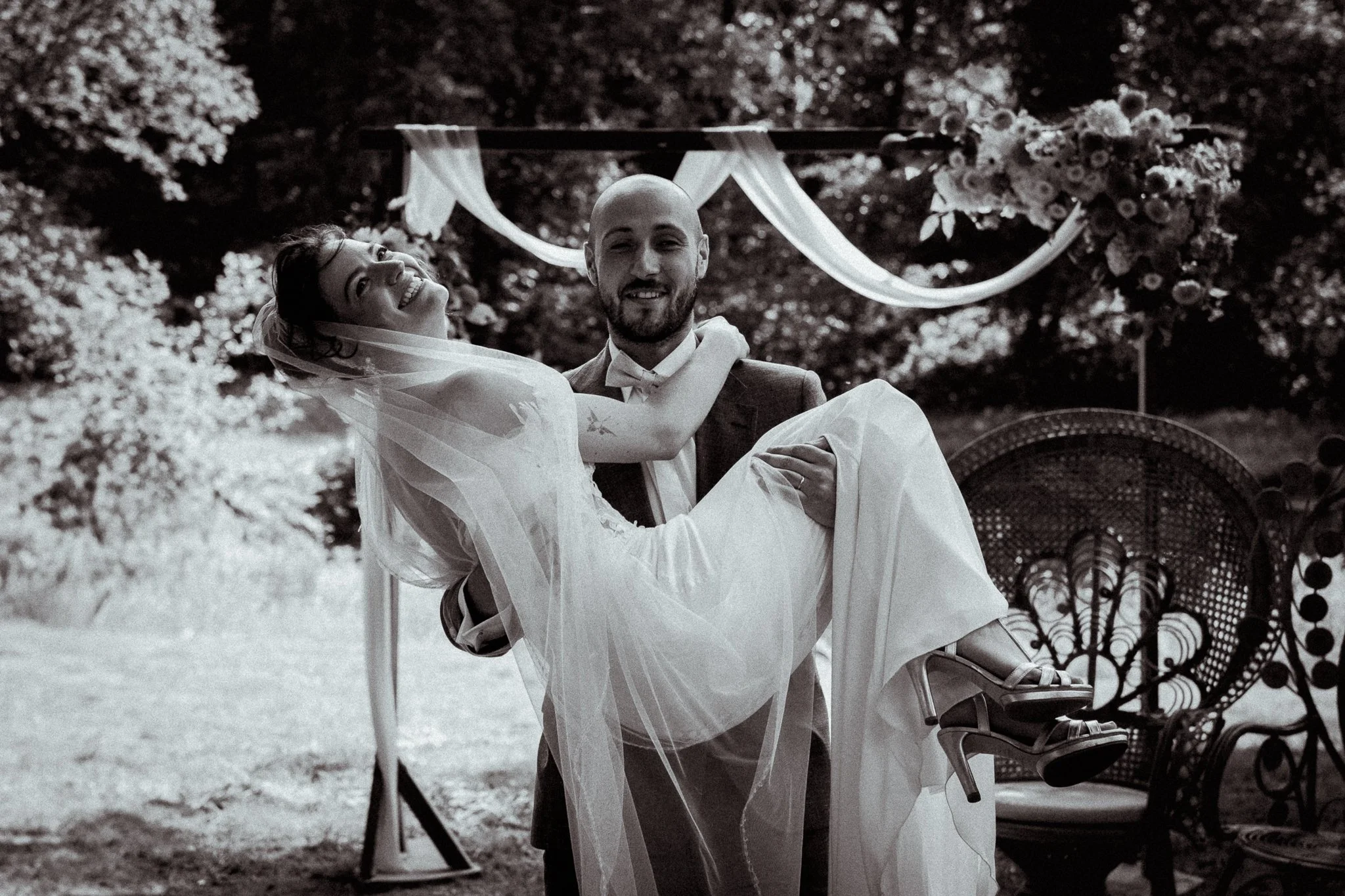 photographe-mariage-hossegor-marie-porte-mariee-arche-noir-et-blanc.jpg
