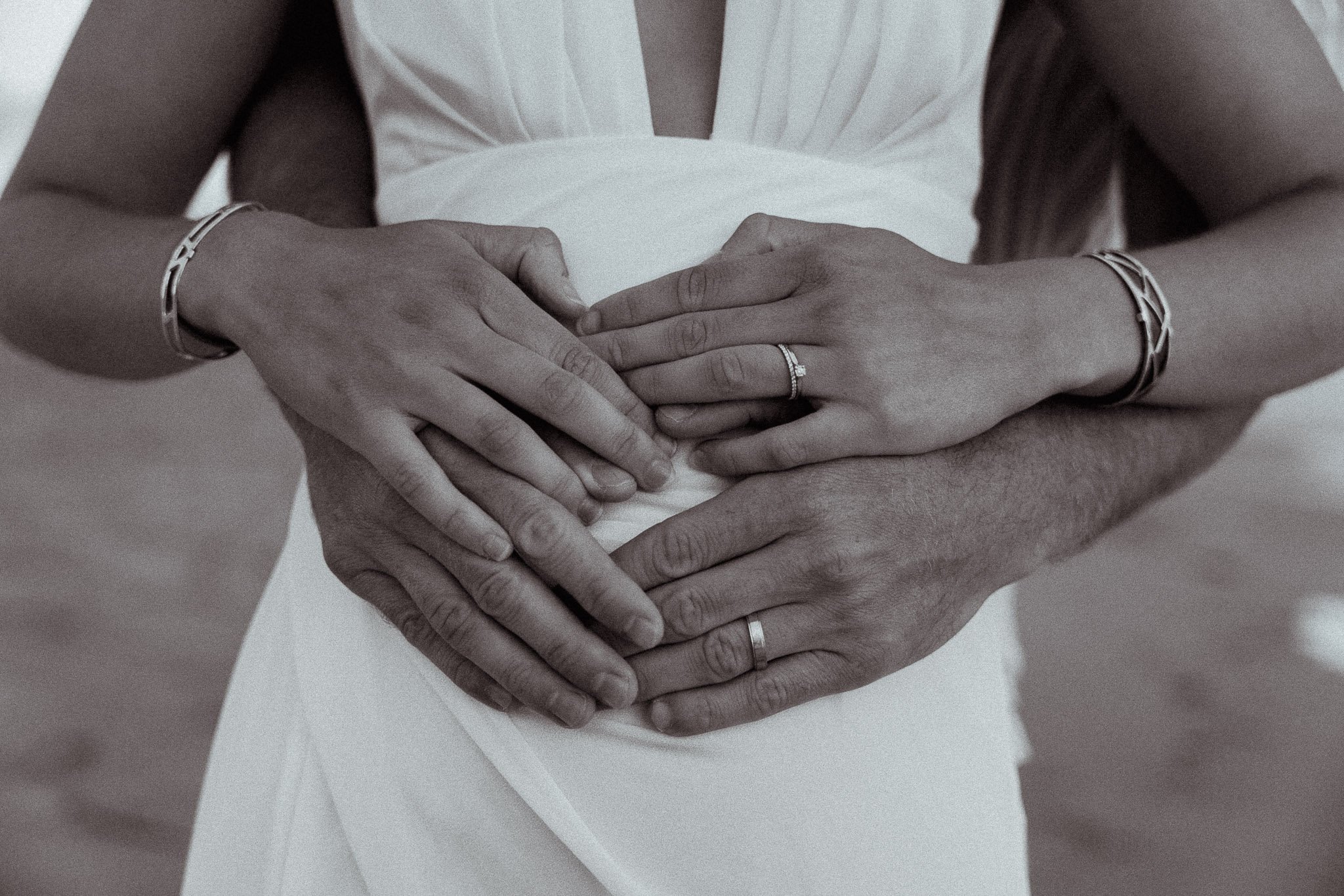 photographe-couple-capbreton-detail-mains-bagues-noir-et-blanc.jpg