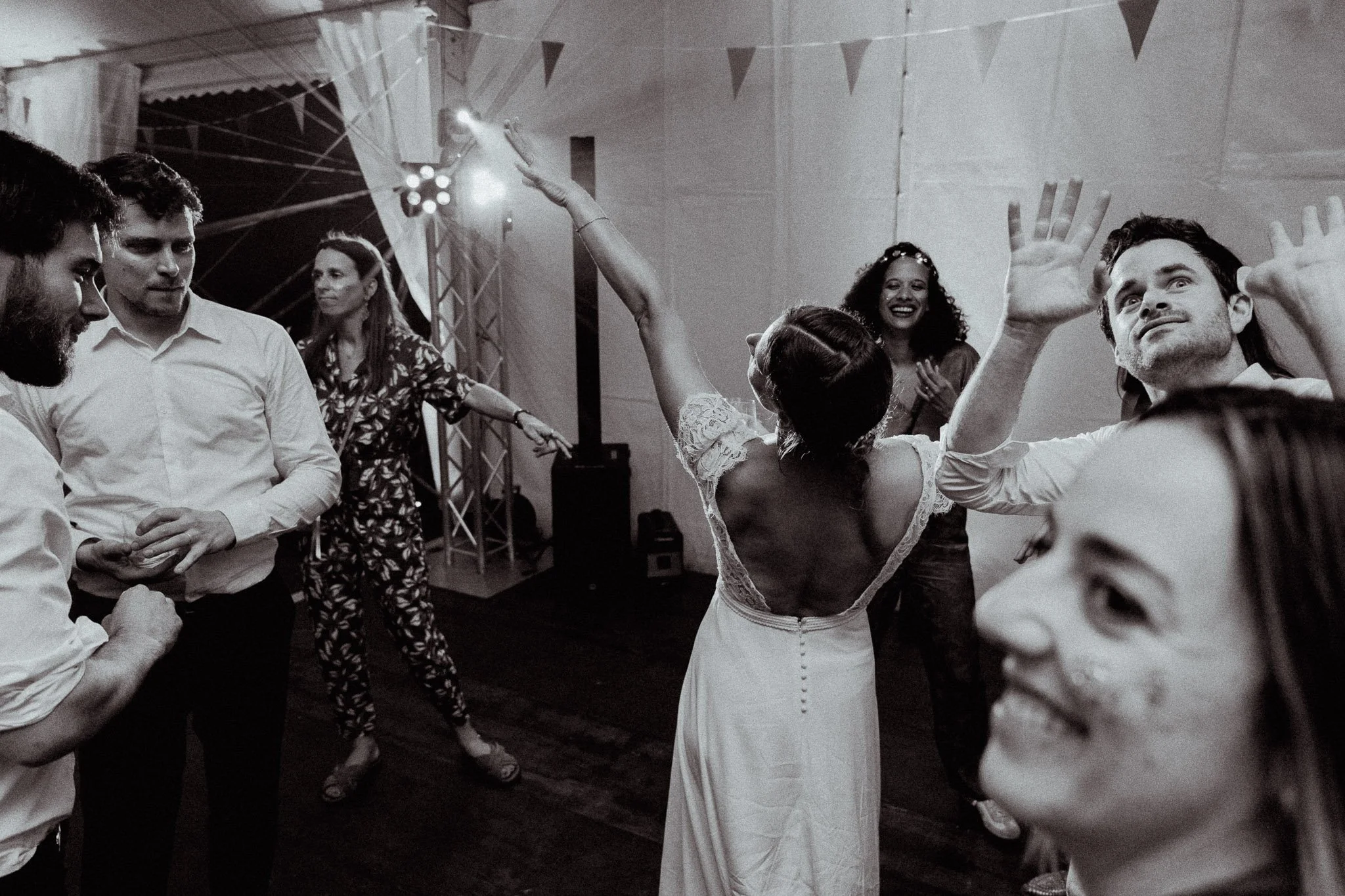 photographe-mariage-guethary-mariee-bras-leves-piste-noir-et-blanc.jpg