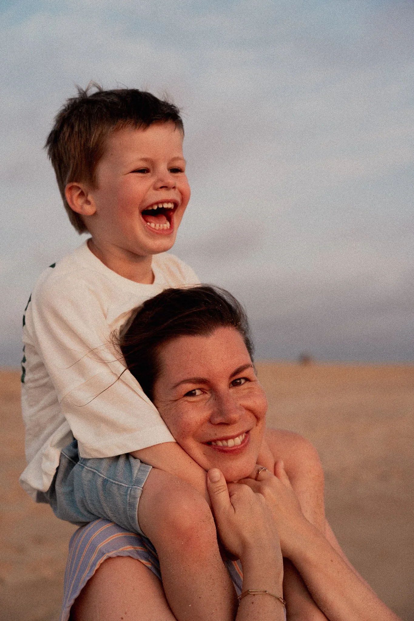 photographe-famille-seignosse-fils-sur-le-dos-maman.jpg
