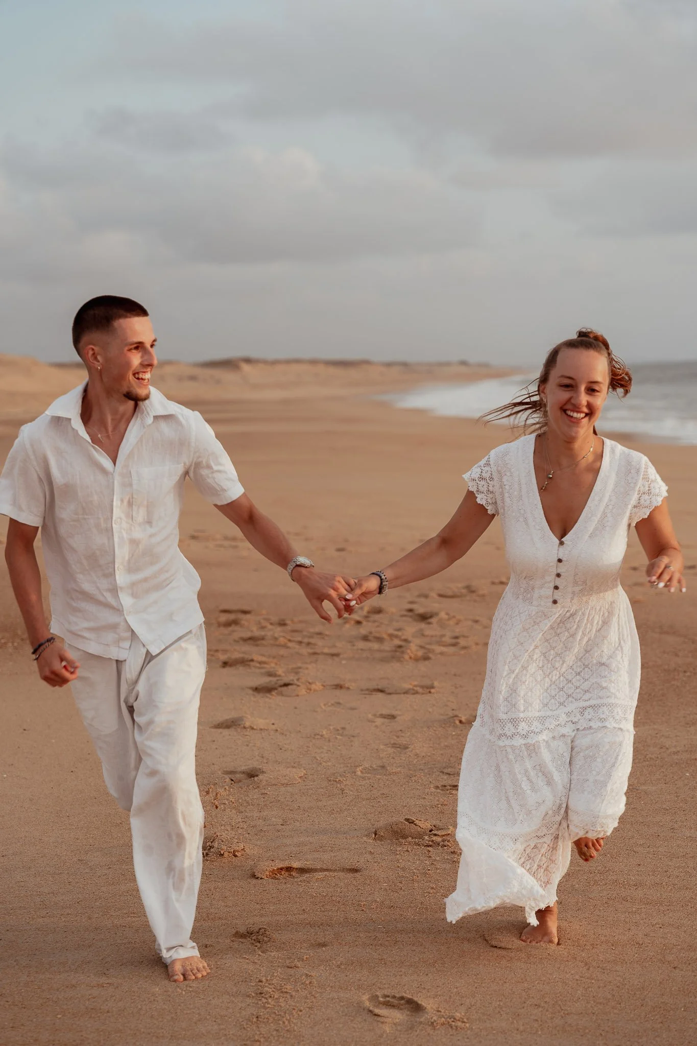 photographe-couple-capbreton-couple-rire-main-dans-la-main-dune.jpg