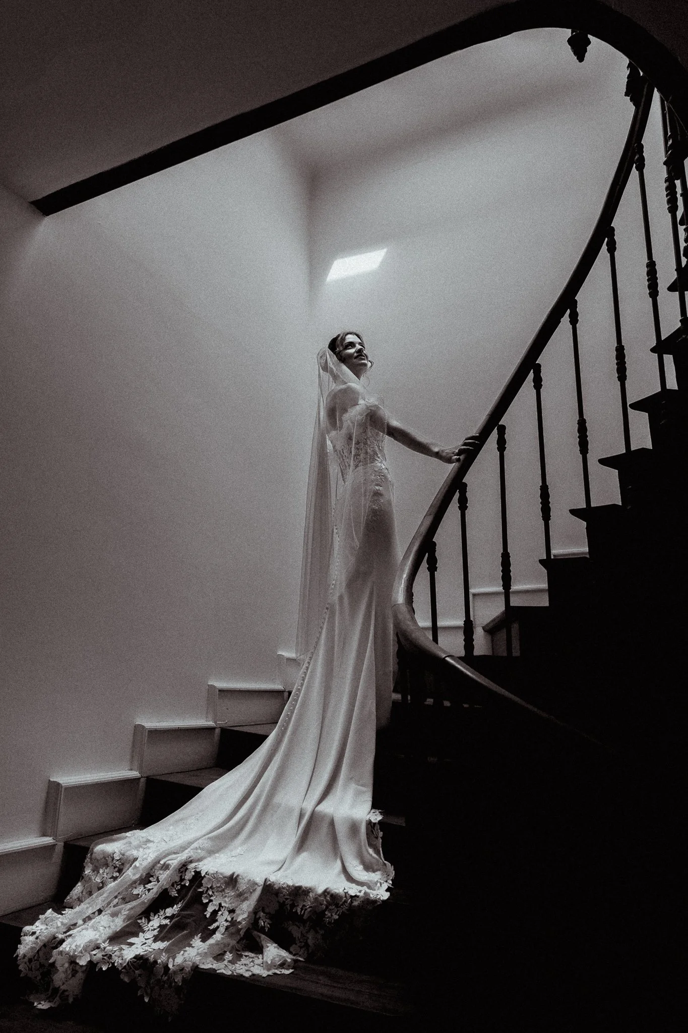 photographe-mariage-anglet-mariee-escalier-colimacon-noir-et-blanc.jpg
