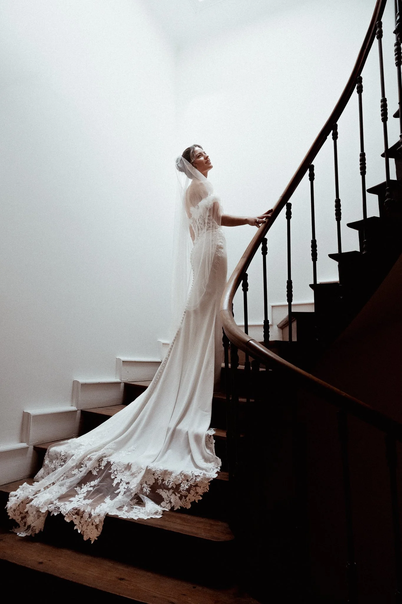 photographe-mariage-soustons-mariee-escalier-traine-dentelle.jpg