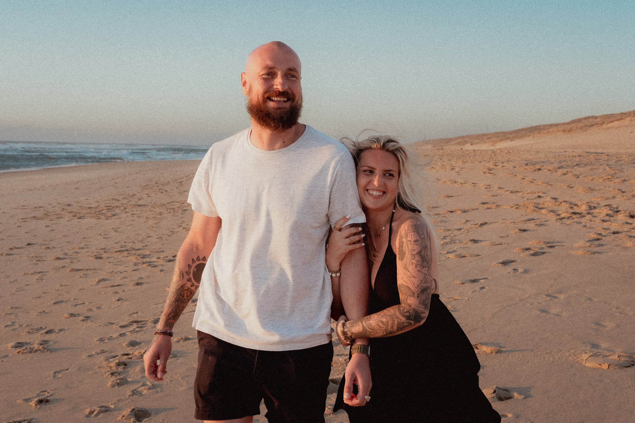 photographe-couple-messanges-portrait-couple-sourire-plage.jpg