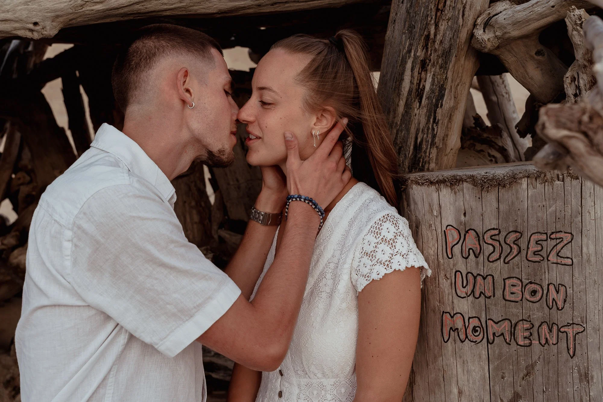 Portrait de couple sur la plage de Capbreton – reportage mariage Landes