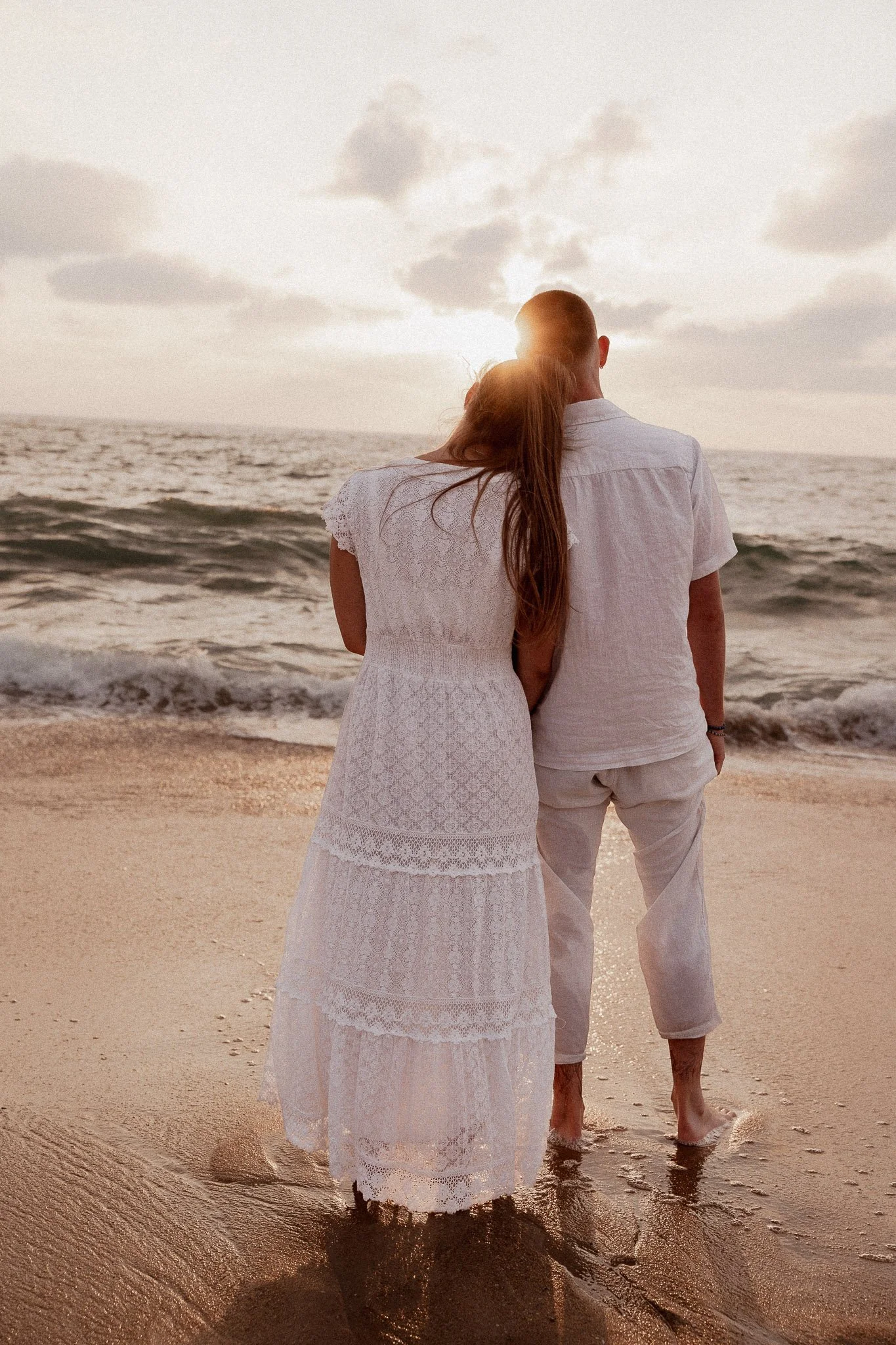 photographe-couple-capbreton-couple-de-dos-contre-jour-ocean.jpg