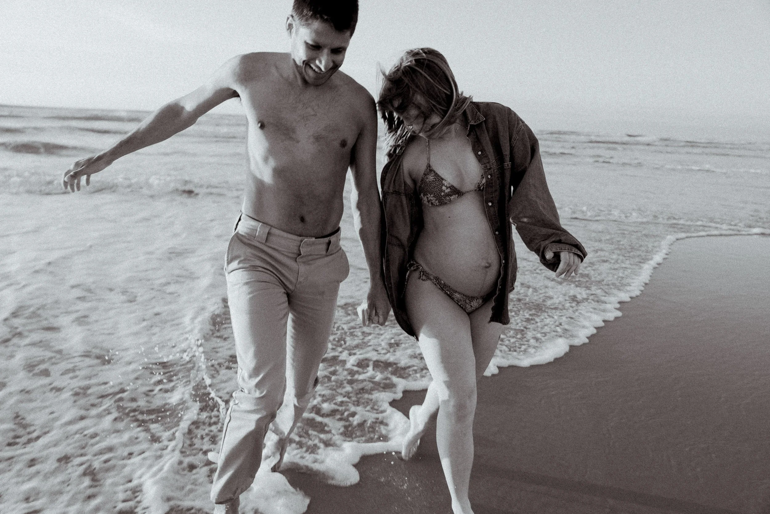 photographe-grossesse-seignosse-futurs-parents-rire-vagues-noir-et-blanc.jpg