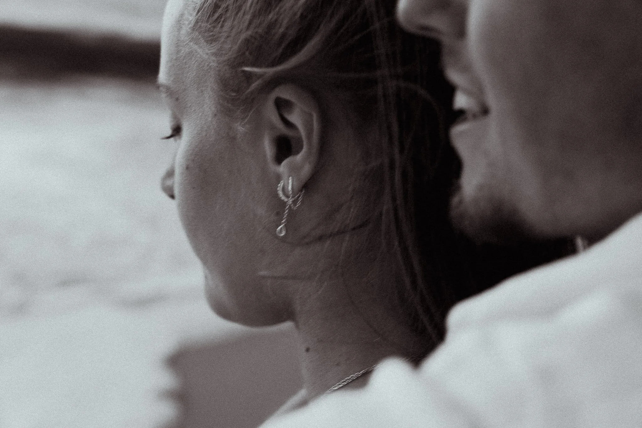 photographe-couple-capbreton-detail-profil-couple-noir-et-blanc.jpg