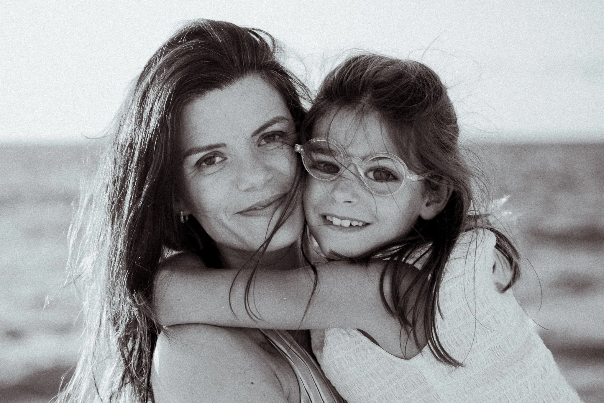 seance-photo-famille-capbreton-maman-fille-portrait-noir-et-blanc.jpg