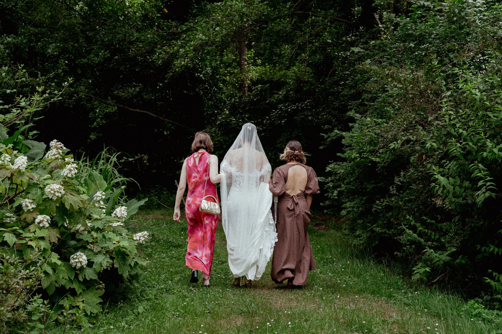 photographe-mariage-moliets-mariee-marche-vers-ceremonie-temoins.jpg