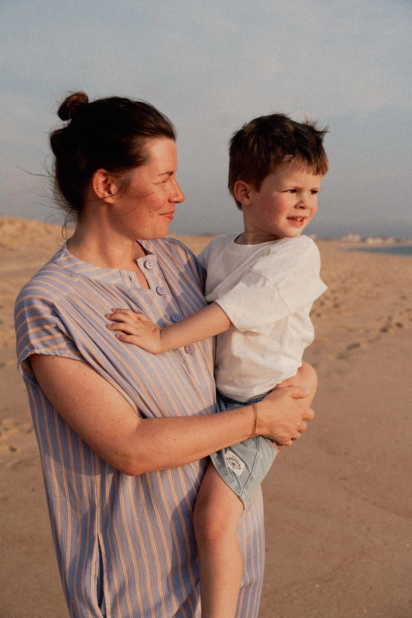 photographe-famille-seignosse-maman-fils-calin-plage.jpg