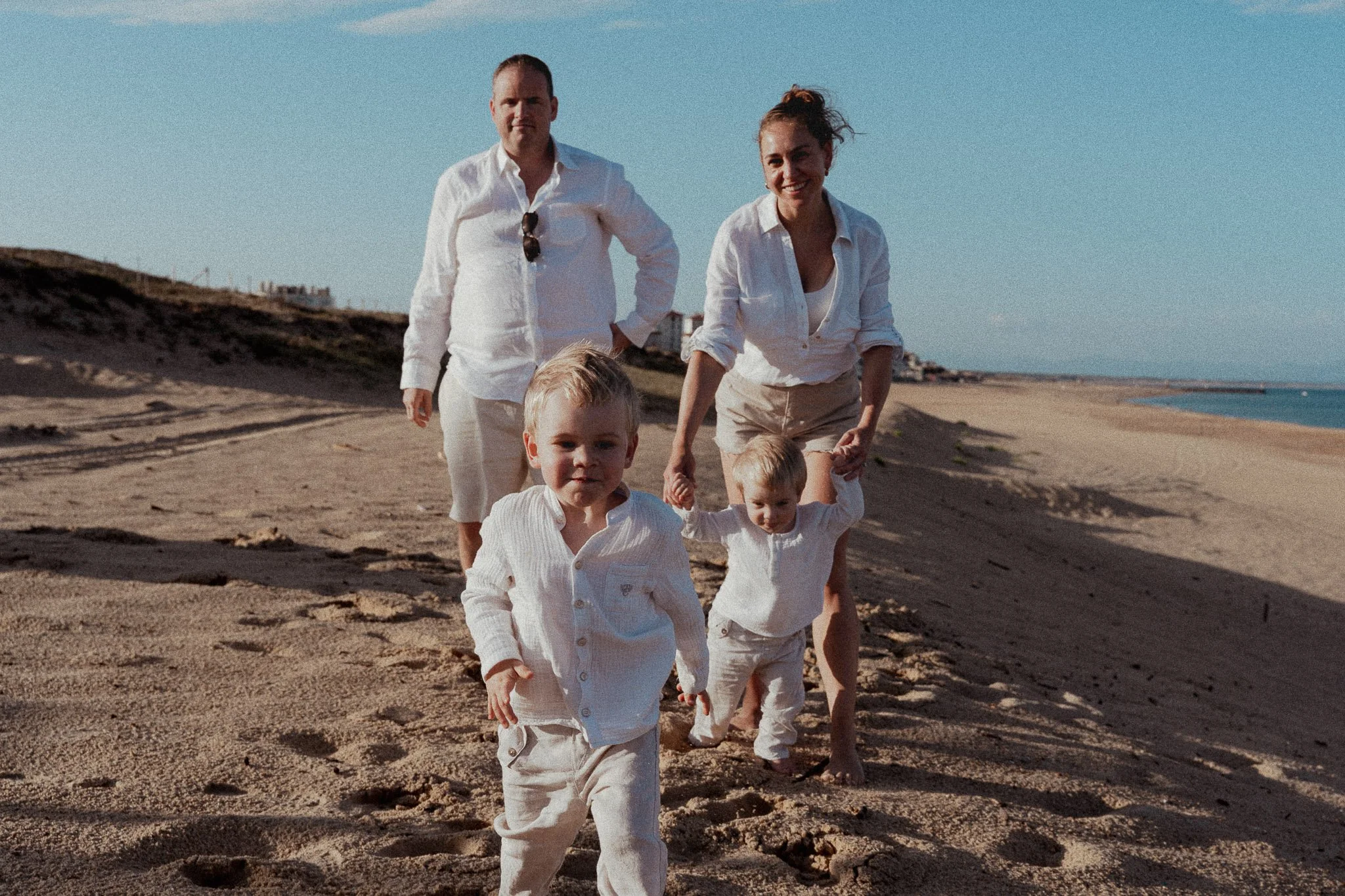 seance-photo-famille-cote-landaise-parents-enfants-balade-plage.jpg