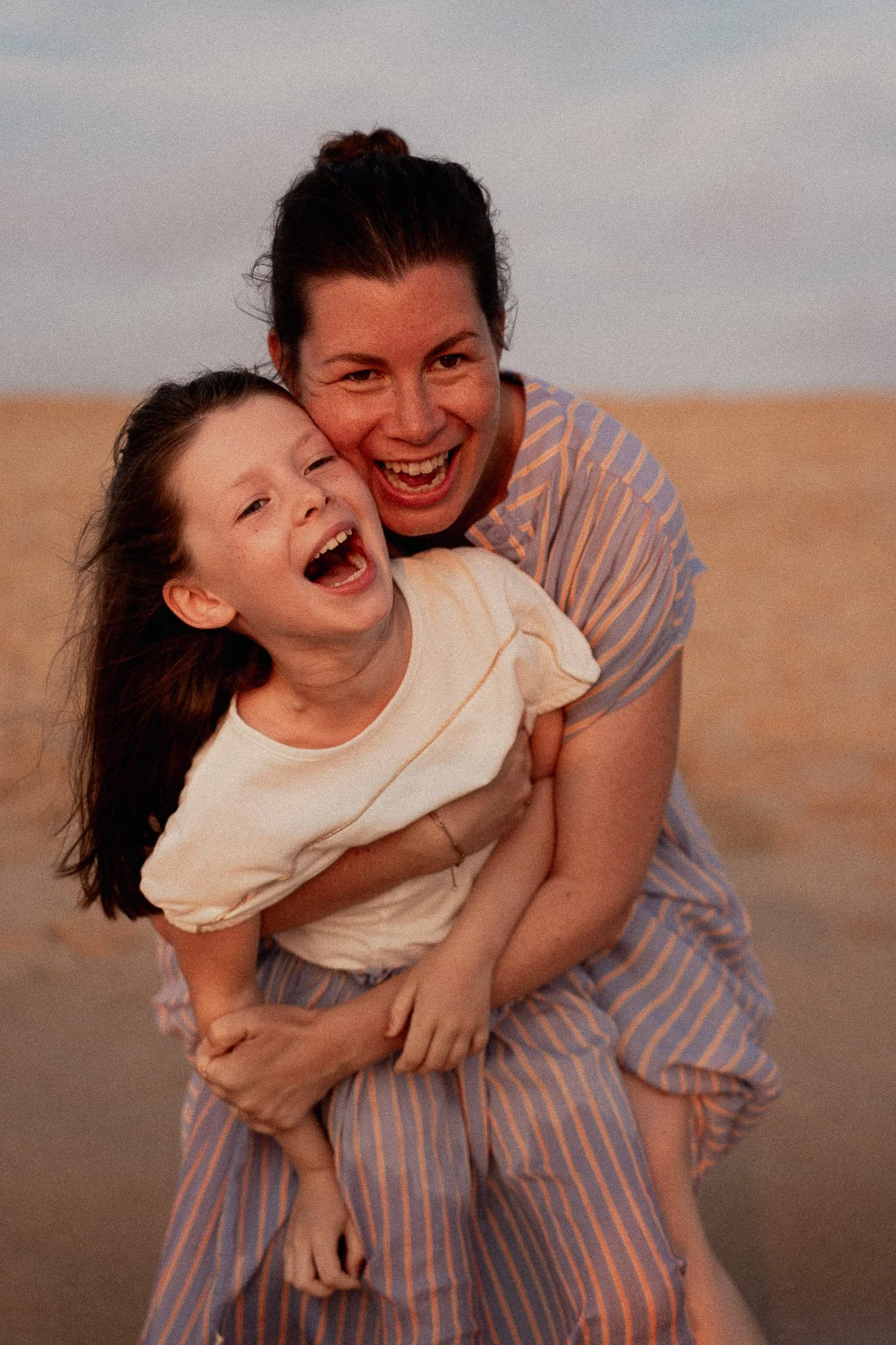 seance-photo-famille-seignosse-maman-fille-rire.jpg