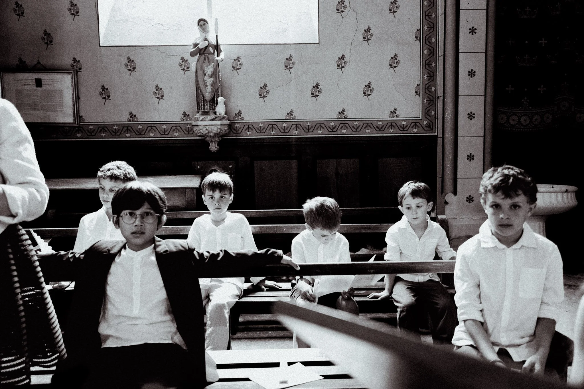 photographe-mariage-guethary-enfants-bancs-eglise-noir-et-blanc.jpg