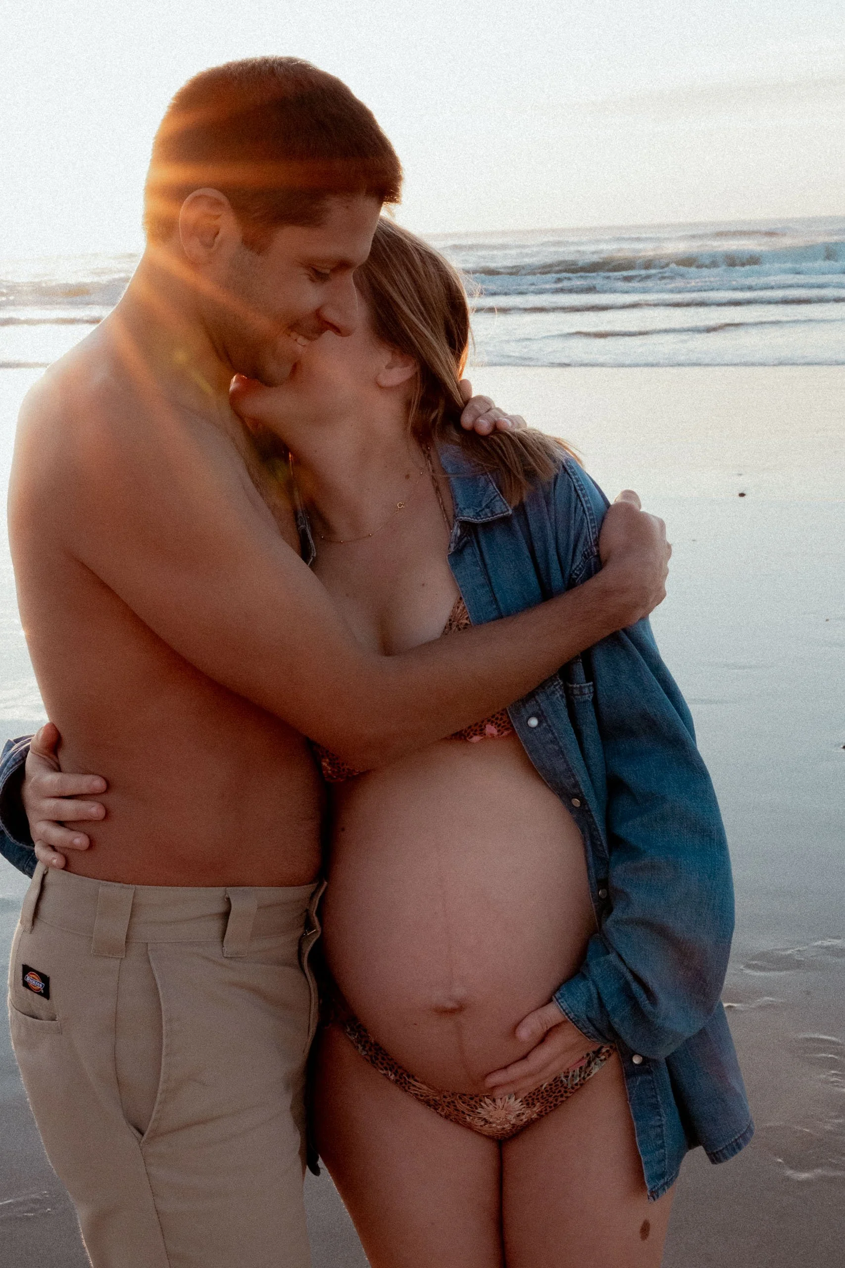photographe-grossesse-seignosse-calin-futurs-parents-contre-jour-ocean.jpg