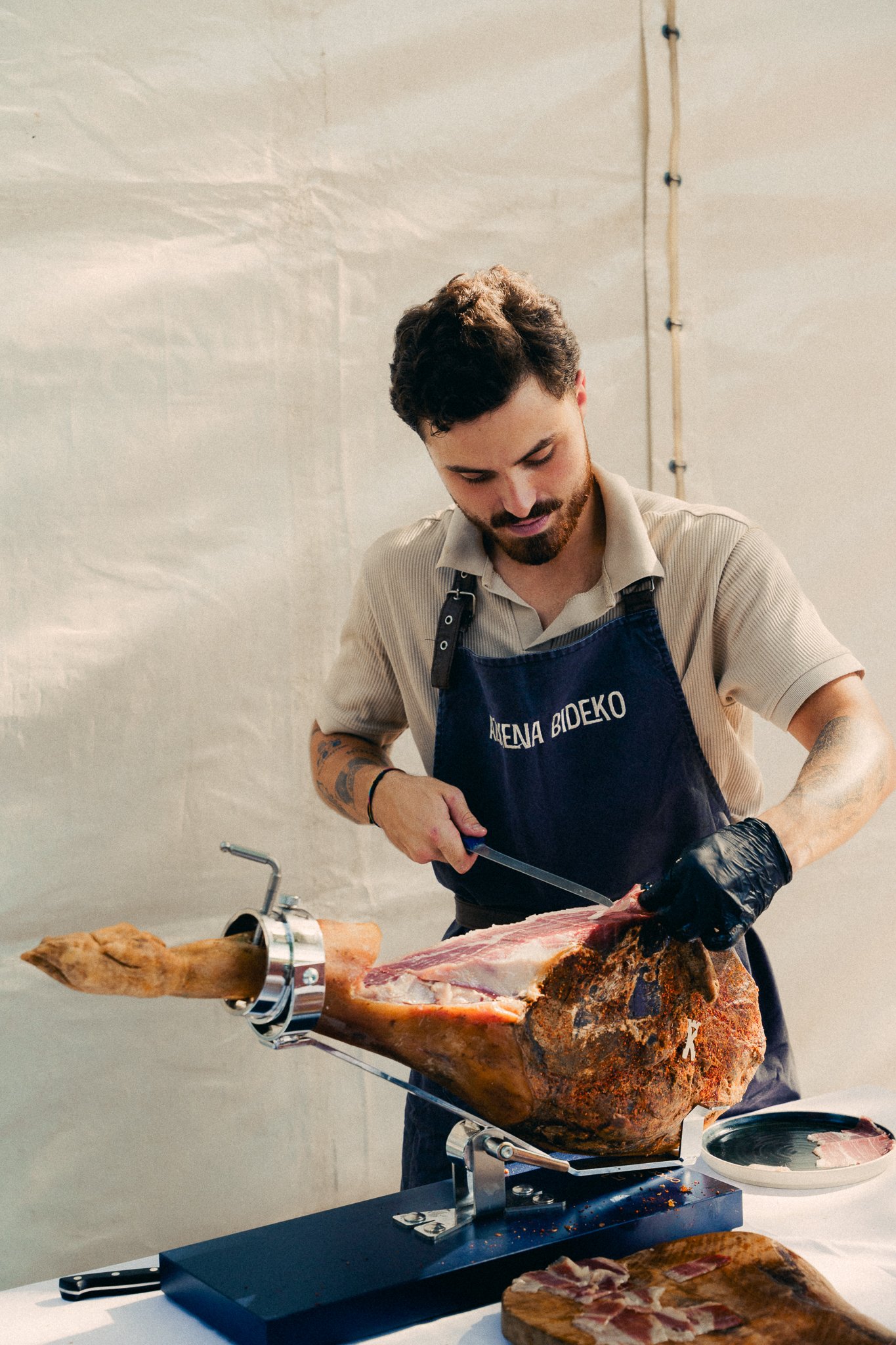 photographe-mariage-soustons-decoupe-jambon-cocktail-mariage.jpg