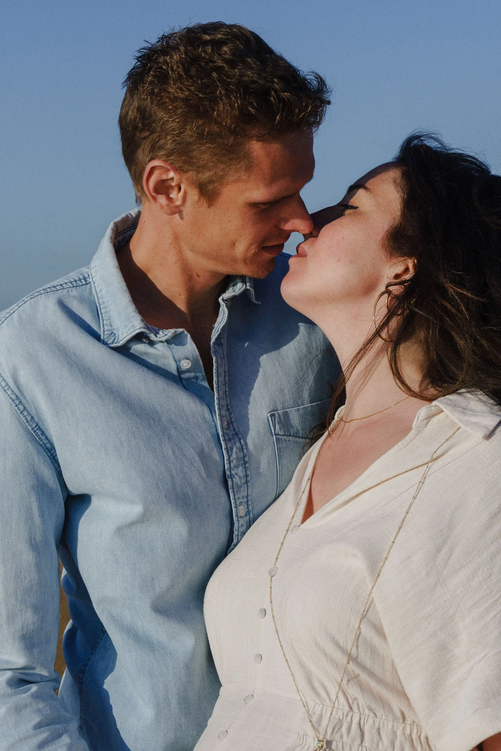 photographe-grossesse-tarnos-bisou-futurs-parents-ciel-bleu.jpg