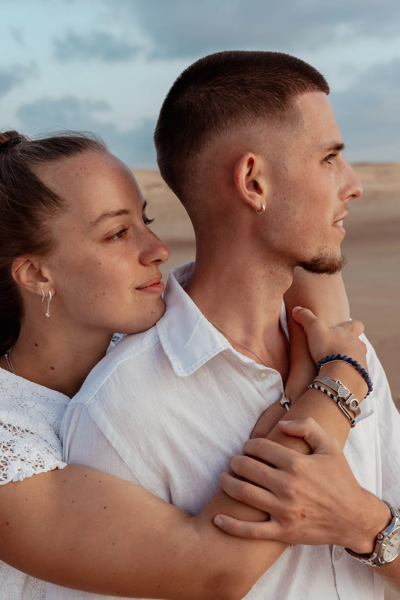 photographe-couple-capbreton-calin-couple-portrait-rapproche.jpg