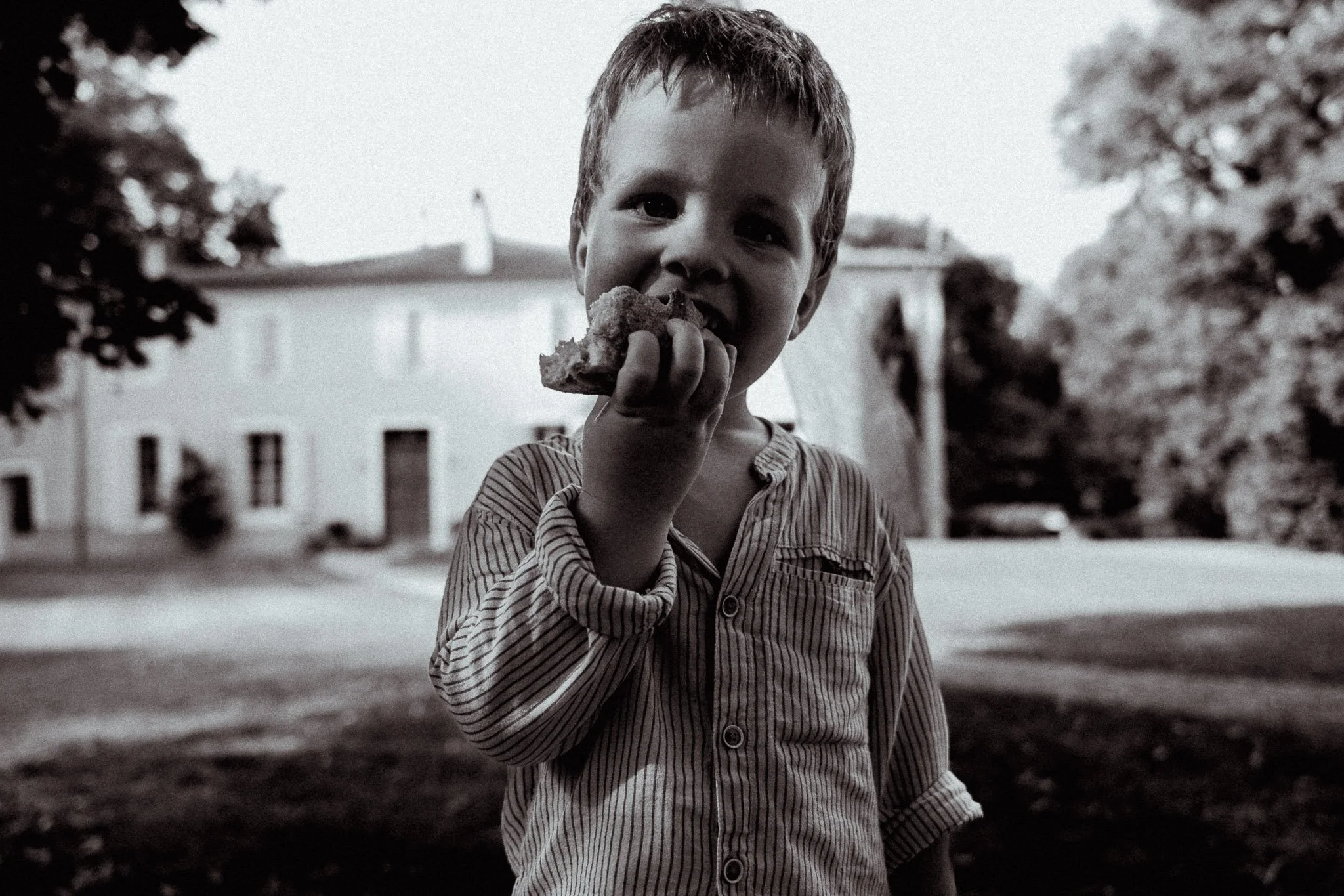 photographe-mariage-arjuzanx-enfant-gourmand-cocktail-noir-et-blanc.jpg