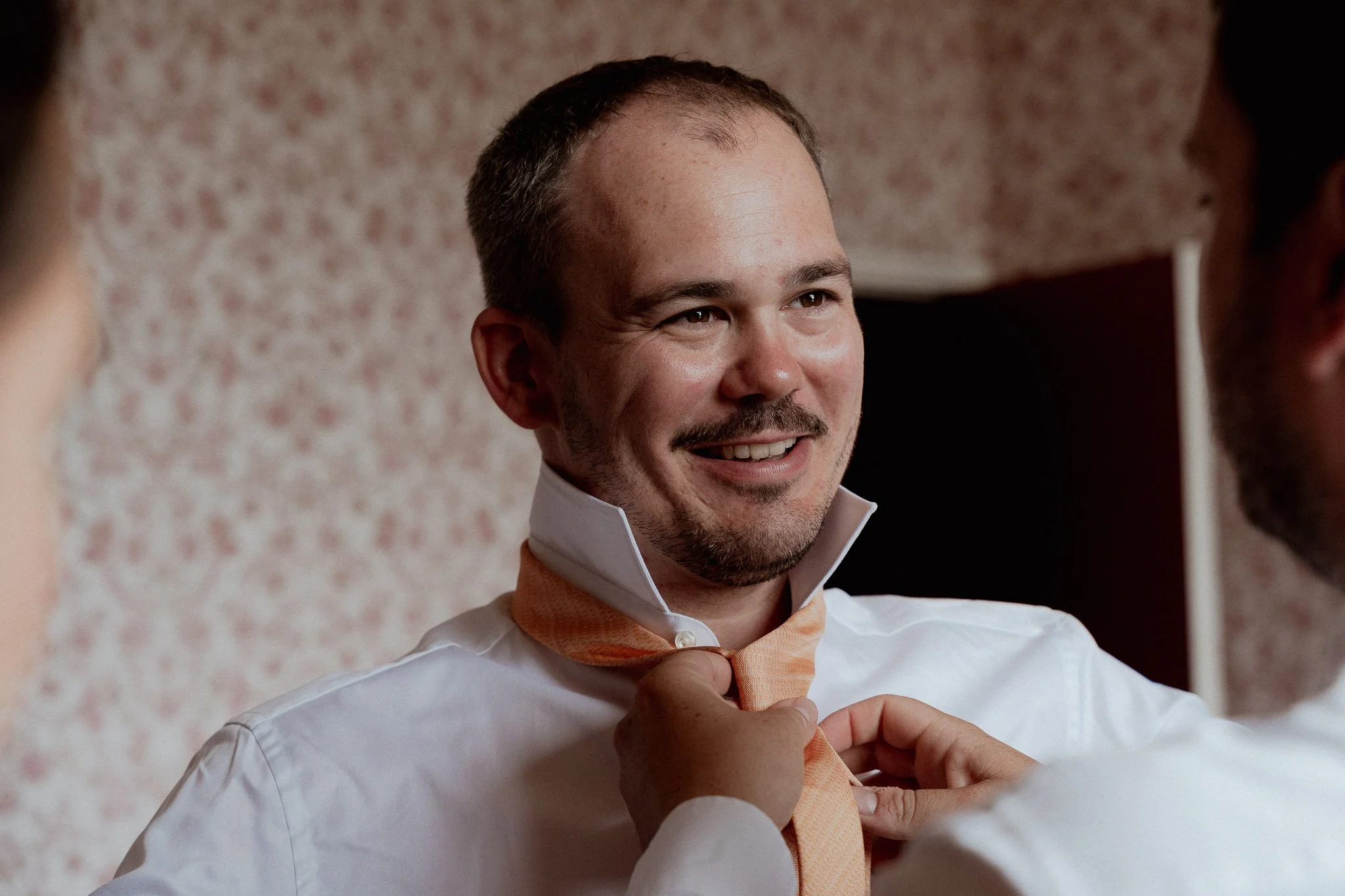 photographe-mariage-anglet-marie-noeud-cravate-preparatifs.jpg