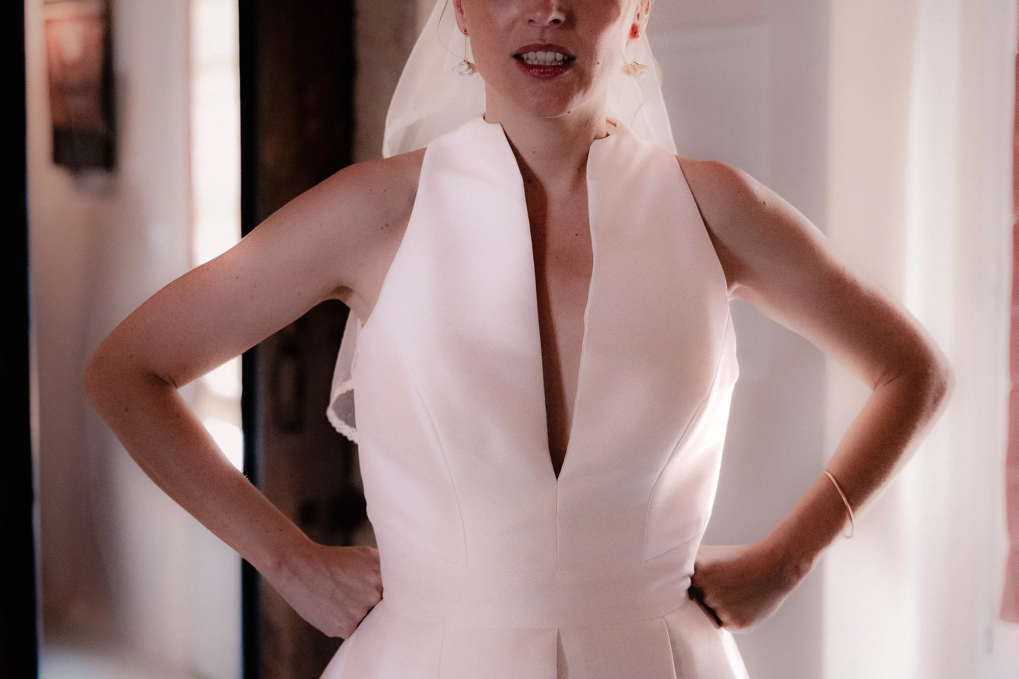 photographe-mariage-biarritz-mariee-robe-moderne-mains-hanches.jpg