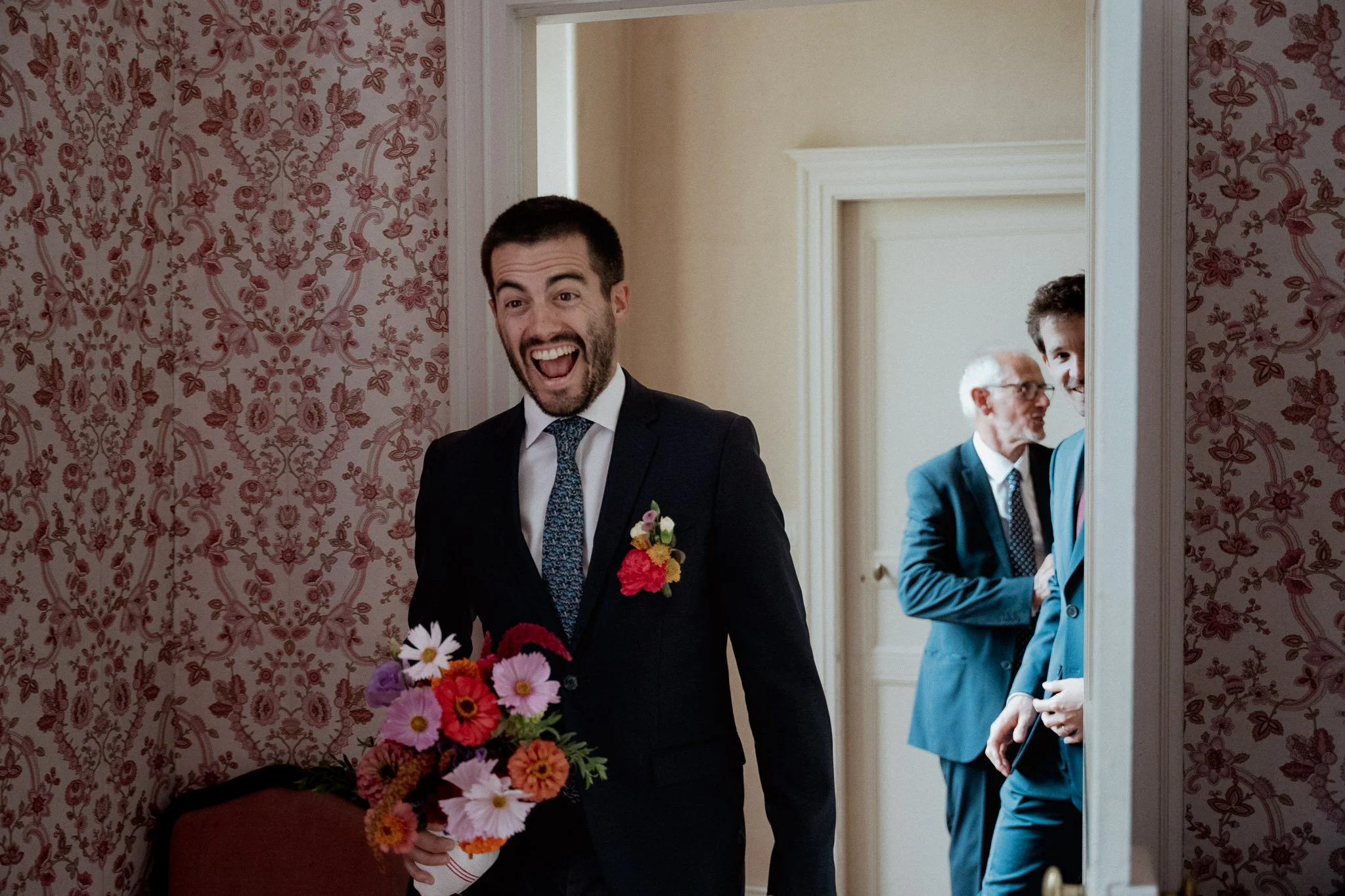 photographe-mariage-anglet-marie-arrive-bouquet-fleurs-rire.jpg