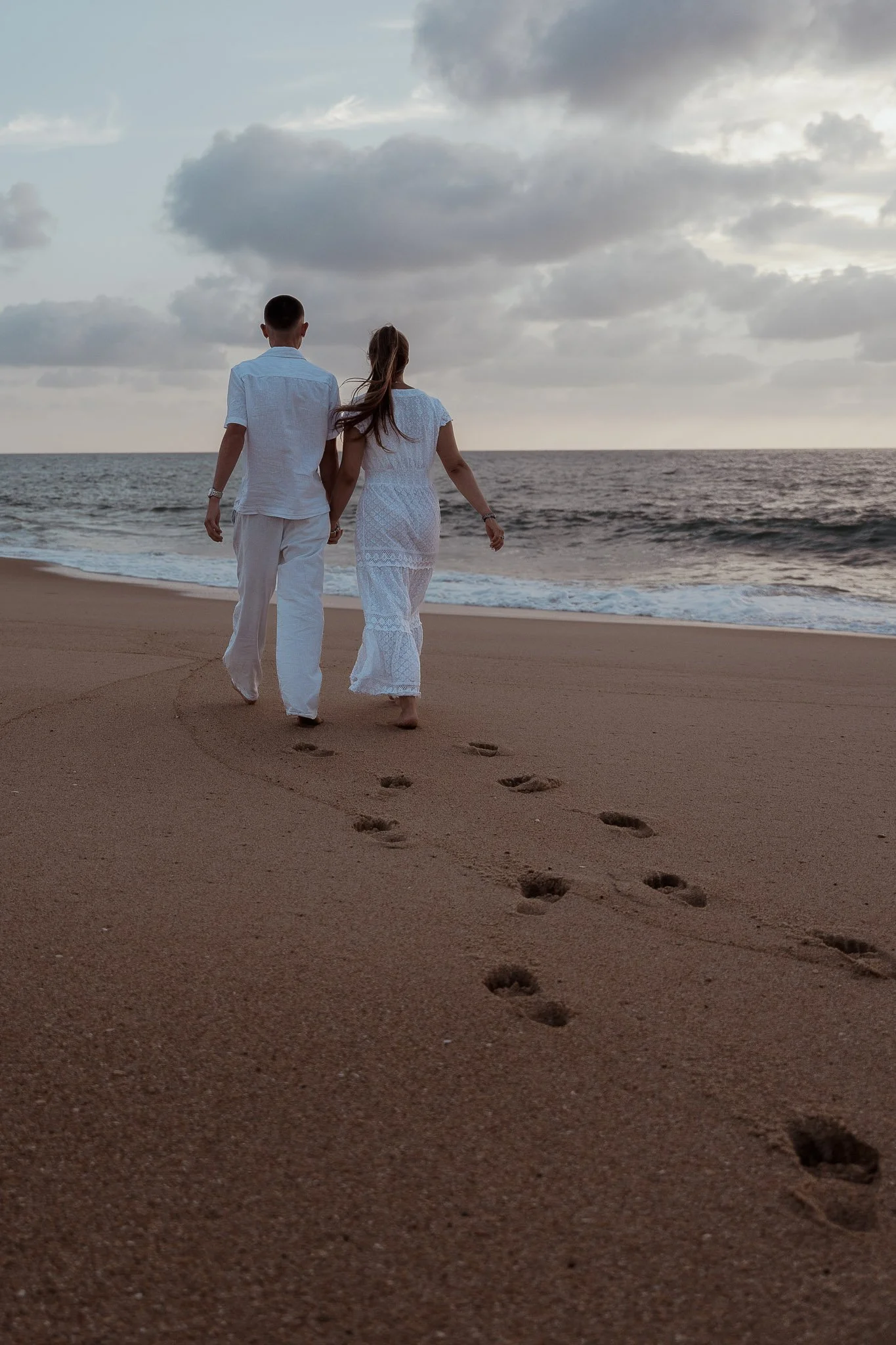photographe-couple-capbreton-couple-de-dos-traces-pas-sable.jpg